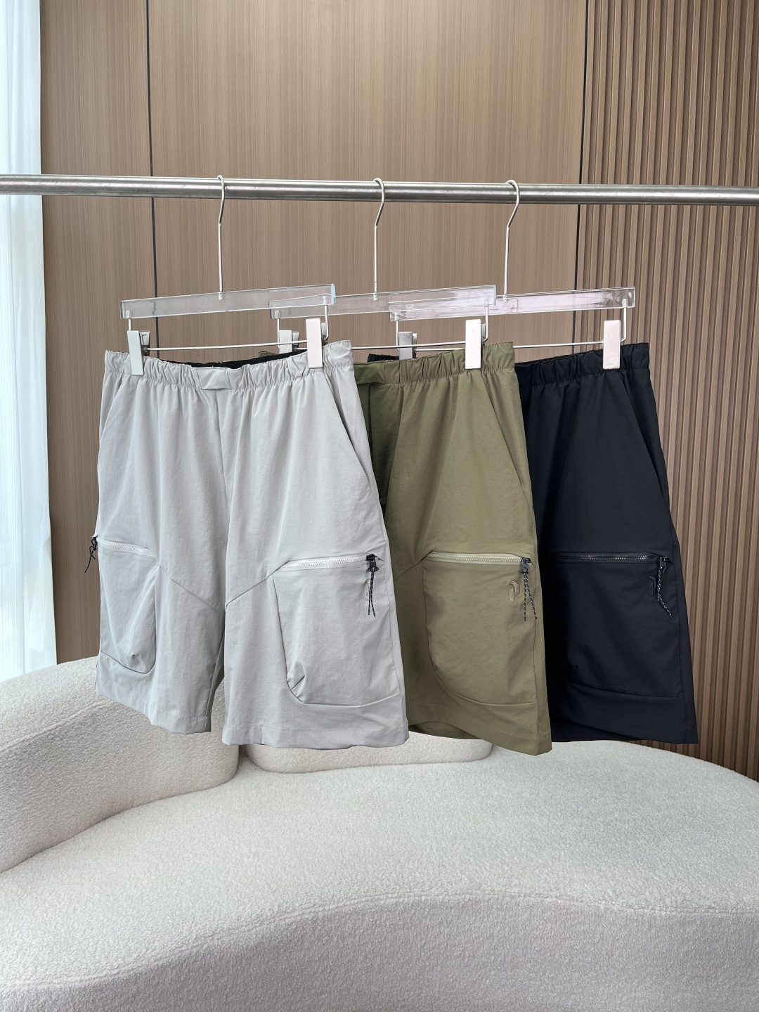 NO:900019,Peak Performance outdoor functional quick-drying shorts are a lightweight product of the Nordic professional outdoor line. They can be worn neatly and stylishly for urban commuting and outdoor exploration. As the top Nordic outdoor brand, Peak Performance injects alpine functional genes into daily life. The brand embroidered logo on the iconic embroidered logo pocket shows its identity in a low-key manner and is a professional symbol recognized by outdoor enthusiasts at a glance.  Multi-pocket functional layout, double side zippered large pockets with YKK waterproof zippers, and reflective rope head design. Keys and mobile phones can be safely stored when traveling outdoors, and are waterproof and prevent them from falling out. Adjustable waist elastic elastic waist with hidden drawstring, fits well without restricting the waist, and does not feel restrictive when sitting or hiking for a long time. Brand webbing details are printed on the inside, giving a full sense of quality. Hard-core fabric·Lightweight and quick-drying black technology  The tear-resistant nylon fabric is made of plaid water-repellent fabric with its own water-repellent coating. It can easily cope with light rain or splashing scenes. It also has excellent tear resistance and is wear-resistant and durable outdoors. The ice-feel breathable texture has a subtle plaid texture on the surface, which brings a cool feeling to the upper body. It quickly wicks moisture and dries after sweating, saying goodbye to sticky heat and keeping you dry in summer.  The three-dimensional tailoring process is slightly loose and straight, and the three-dimensional panel design on the thighs is not stuck or tight. It can be worn with hiking shoes or sports shoes to create clean lines. Multi-scenario adaptation·Seamless switching between urban and outdoor  Whether it is weekend hiking and camping, daily commuting, or gym training, these shorts can easily hold on. Available in three colors: light gray/military green/black, the low-saturated tones are suitable for various styles. Paired with branded T-shirts or sun protection clothing, you can easily create a minimalist outdoor style.,,sneakers, shorts, tees, t-shirt,19860909Peak Performance 户外机能速干短裤 北欧专业户外线的轻量之作,把城市通勤与户外探索都穿得利落有型 作为北欧顶级户外品牌,Peak Performance 把高山机能基因注入日常 标志性刺绣标识口袋处的品牌刺绣logo低调彰显身份,是户外爱好者一眼识别的专业符号 多口袋机能布局双侧拉链大口袋搭配YKK防水拉链,搭配反光绳头设计,户外出行时钥匙、手机都能稳妥收纳,防泼水防掉出 可调节腰头弹力松紧腰搭配隐藏式抽绳,贴合不勒腰,久坐或徒步都无束缚感,内里印刻品牌织带细节,品质感拉满 硬核面料·轻量速干黑科技 抗撕裂尼龙面料采用格纹防泼水面料,自带防泼水涂层,小雨或泼溅场景轻松应对,同时具备优秀的抗撕裂性能,户外耐磨耐造 冰感透气肌理表面带细微格纹肌理,上身自带凉感,出汗后快速导湿速干,告别黏腻闷热,夏季也能保持干爽体感 立体剪裁工艺微宽松直筒版型,大腿处立体裁片设计,不卡裆不紧绷,搭配徒步鞋、运动鞋都能穿出利落线条 多场景适配·城市户外无缝切换 无论是周末徒步露营、日常通勤通勤,还是健身房训练,这条短裤都能轻松hold住.浅灰/军绿/黑三色可选,低饱和色调适配各种风格,搭配品牌T恤或防晒衣,轻松打造极简户外风造型.,,sneakers,shorts,tees，t-shirt,,Women's clothing