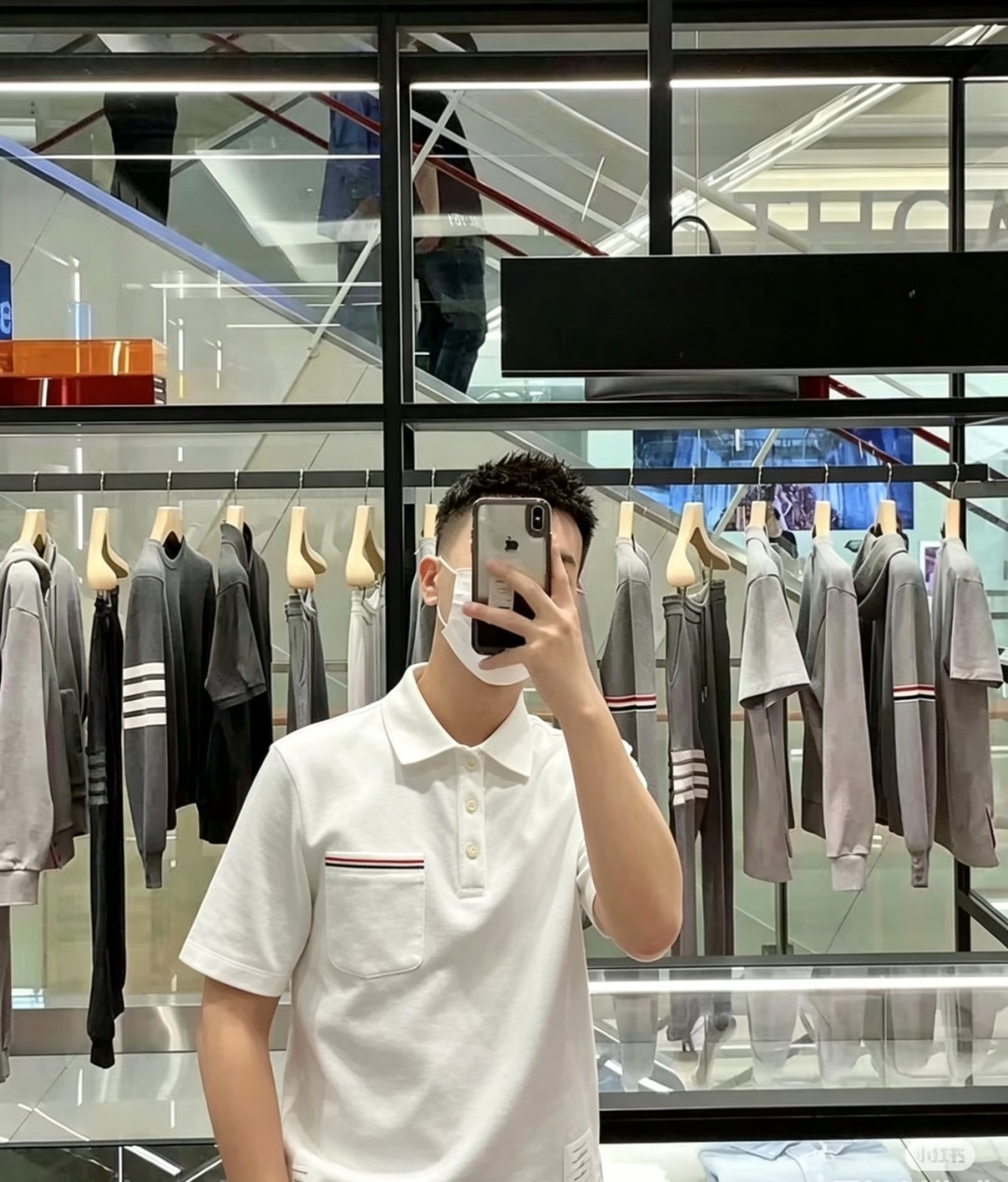 NO:901215,Whether paired with a casual suit for commuting, or paired with shorts for a relaxed look on the weekend, this THOM BROWNE Polo shirt can be adapted to a variety of scenarios, using low-key brand symbols to create an effortless sense of luxury.,,shorts,business suit,19860909无论是通勤时搭配休闲西装,还是周末搭配短裤打造松弛感造型,这件THOM BROWNE Polo衫都能适配多种场景,用低调的品牌符号,穿出不费力的高级感.,,shorts,business suit,,Women's clothing