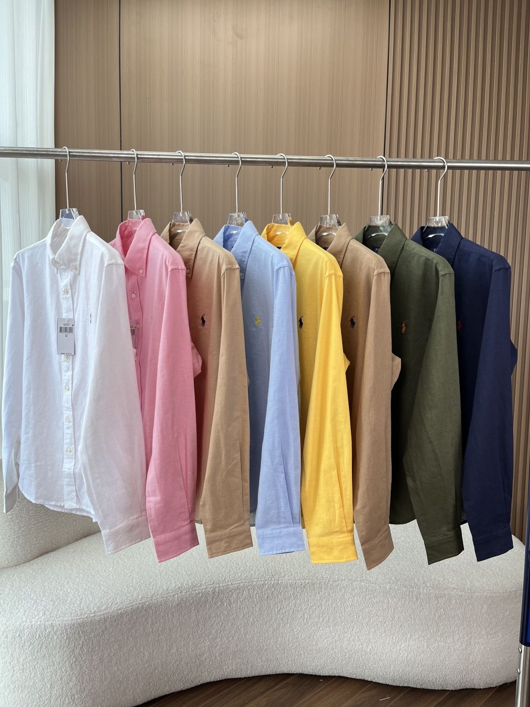 NO:868753,(Couple style linen shirt) Polo Ralph Lauren Ralph Lauren linen long-sleeved shirt | Classic pony mark series The classic linen shirt from Polo Ralph Lauren, with the iconic pony mark as its soul, perfectly combines American classic style with the comfort of natural linen. It is a high-quality basic style suitable for many scenes. [Product core advantages] 1. Natural linen fabric  It is made of pure linen material, which has breathable and sweat-wicking properties. It feels dry and skin-friendly, and there is no burden of sweating when worn. The natural texture of linen gives the shirt its own relaxed texture and tastes better with time. 2. Classic brand logo design. The exquisite embroidered pony logo on the left chest restores the brand's iconic elements. The color matching coordinates with the body, highlighting the brand recognition in a low-key manner; the shell-like texture buttons are matched with same-color stitching, and the details are full of texture. 3.  Multiple colors to choose from, suitable for all scenes, covering white, military green, navy blue, light blue, light khaki, dark khaki, pink, yellow and other colors, which can be easily matched whether it is commuting, daily leisure, or light business occasions; the loose and moderate version is not picky about body shapes and is suitable for a variety of dressing styles. 4. Comfortable and practical details  The standard lapel design is crisp and not easy to collapse; the long-sleeved cuffs can be rolled up to adapt to different temperature needs; the curved hem is suitable for both casual and formal wear, and is suitable for daily wear alone or with a suit. [Reference for wearing scenarios] Pair with casual trousers/khaki pants for commuting to create a light business look, refreshing and not boring. Pair it with jeans/shorts for daily casual wear, which will provide a full sense of relaxation, and is suitable for shopping, travel and other scenes.  Wear it layered with a white T-shirt inside and a linen shirt outside to create a layered look that can be easily managed in spring and autumn. For linen materials, it is recommended to machine or hand wash gently, use neutral detergent, and avoid drying at high temperatures; slight wrinkles are a natural characteristic of linen fabrics, and they can be smoothed out by hanging to dry naturally without frequent ironing. Polo Ralph Lauren  The classic linen shirt, with the brand's centuries-old design and quality, creates a versatile item that is durable and easy to match. Whether it is for personal use or as a gift, it is a good choice.,,loro piana,shorts,jeans,shirts,tees,t-shirt,business suit,19860909（情侣款亚麻衬衣） Polo Ralph Lauren 拉夫劳伦亚麻长袖衬衫｜经典小马标系列 来自 Polo Ralph Lauren 的经典亚麻衬衫,以标志性小马标为灵魂,将美式经典风格与天然亚麻的舒适感完美融合,是适配多场景的高品质基础款.【产品核心优势】 1. 天然亚麻面料 采用纯亚麻材质,自带透气排汗属性,触感干爽亲肤,穿着无闷汗负担；亚麻天然的肌理感,让衬衫自带松弛质感,越穿越有味道. 2. 经典品牌标识设计 左胸精致刺绣小马标,还原品牌标志性元素,配色与衣身呼应协调,低调中彰显品牌辨识度；贝壳质感纽扣,搭配同色系缝线,细节处尽显质感. 3. 多色可选,适配全场景 涵盖白色、军绿、藏蓝、浅蓝、浅卡其、深卡其色、粉色、黄色等多款配色,无论是通勤、日常休闲,还是轻商务场合,都能轻松搭配；宽松适中的版型,不挑身材,适配多种穿搭风格. 4. 舒适实用细节 标准翻领设计,挺括不易软塌；长袖袖口可卷边穿着,适配不同温度需求；衣摆弧形剪裁,兼顾休闲与正式感,日常单穿或内搭西装都很合适.【穿搭场景参考】 通勤穿搭搭配休闲西裤/卡其裤,打造轻商务造型,清爽不沉闷. 日常休闲搭配牛仔裤/短裤,松弛感拉满,适配逛街、出游等场景. 叠穿搭配内搭白色T恤,外穿亚麻衬衫,打造层次感穿搭,春秋季也能轻松驾驭. 亚麻材质建议轻柔机洗或手洗,使用中性洗涤剂,避免高温烘干；轻微褶皱是亚麻面料的天然特性,自然悬挂晾干即可恢复平整,无需频繁熨烫. Polo Ralph Lauren 经典款亚麻衬衫,以品牌百年沉淀的设计与品质,为你打造一件穿得住、好搭配的百搭单品,无论是自用还是作为礼物,都是不出错的选择.,,loro piana,shorts,jeans,shirts,tees，t-shirt,business suit,,Women's clothing