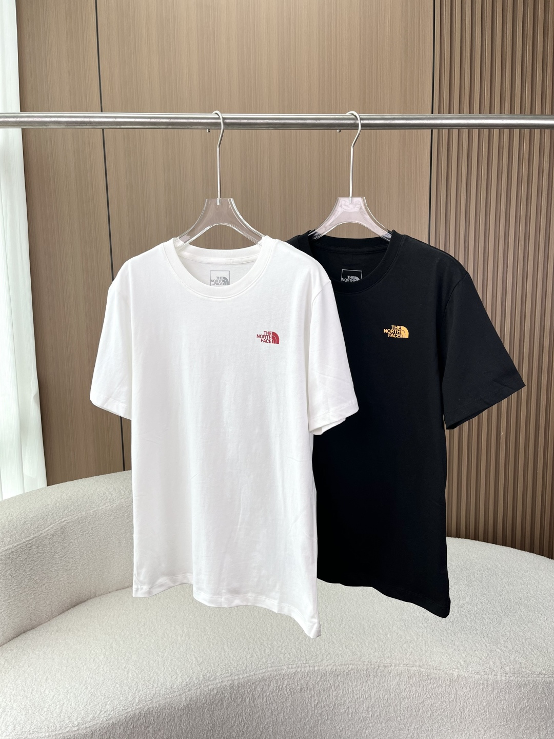 NO:868732,The North Face classic printed short-sleeved T-shirt 'Mountain Aesthetics × Daily Relaxation' unlocks the comfort and style of summer wear. The left chest is embellished with The North Face's classic brand logo, and the brand logo outlined in geometric lines on the back is paired with the slogan 'NEVER STOP EXPLORING' to integrate the outdoor spirit into daily wear. It is simple and recognizable. Whether it is daily commuting or light outdoor travel, you can easily wear it in a neat style. High-count pure cotton fabric, directly full of body feeling  High-count cotton fabrics are selected, which are soft and skin-friendly. The upper body is breathable and not sweaty, saying goodbye to sticky embarrassment in summer. The fabric has good wrinkle resistance and durability, and is not easy to deform or pill after long-term wear. It can still maintain a crisp shape after repeated washing, taking into account both comfort and practicality. A sincere work of detail control. The fitted tailoring is slightly loose and straight version, not picky on the figure, modify the body lines, the upper body is neat and not dragging, taking into account comfort and slimming effect.  Reinforced hemming technology The neckline adopts reinforced thread hemming design, which is not easy to deform after repeated washing and maintains long-term durability; the cuffs and hem are neatly and delicately routed, giving a full sense of quality. Two color options are available: classic white/black, white is refreshing and clean, black is versatile and slimming, and can easily adapt to different styles and dressing scenes. Suitable for multiple scenes, one garment can cover your summer wardrobe  Whether it is daily commuting, weekend camping, light hiking, home leisure, or gym exercise, you can easily hold it. Pair it with jeans for a refreshing youthful look, and with casual pants for a light and sophisticated urban style. It can easily unlock a variety of summer outfits and adapt to various life scenes. The North Face is not only outdoor equipment, but also a companion for your relaxed summer life. This classic printed T-shirt uses comfortable fabrics and practical designs to help you bid farewell to summer outfit anxiety and easily wear comfort and style.,,The North Face  Face,jeans,T-shirt,tees,t-shirt,19860909The North Face 北面 经典印花短袖T恤 「山系美学 × 日常松弛」,解锁夏日穿搭的舒适与格调 左胸点缀The North Face经典品牌标识,后背以几何线条勾勒的品牌logo搭配“NEVER STOP EXPLORING”标语,将户外精神融入日常穿搭,简约中自带辨识度,不管是日常通勤还是轻户外出行,都能轻松穿出利落格调. 高支纯棉面料,体感直接拉满 甄选高支棉面料,触感柔软亲肤,上身透气不闷汗,告别夏日黏糊尴尬.面料具备良好的抗皱性与耐穿性,久穿不易变形、不易起球,反复洗涤依旧保持挺括版型,兼顾舒适与实用性. 细节控的诚意之作 合身剪裁微宽松直筒版型,不挑身材,修饰身形线条,上身利落不拖沓,兼顾舒适与显瘦效果. 加固包边工艺领口采用加固螺纹包边设计,反复洗涤不易变形,保持长久耐穿性；袖口与下摆走线工整细腻,品质感拉满. 双款配色选择经典白/黑双色可选,白色清爽干净,黑色百搭显瘦,轻松适配不同风格与穿搭场景. 多场景适配,一衣承包夏日衣柜 无论是日常通勤、周末露营、轻徒步,还是居家休闲、健身房运动,都能轻松hold住.搭配牛仔裤是清爽少年感,搭休闲裤是轻熟都市风,轻松解锁多元夏日穿搭,适配各种生活场景. The North Face 不止是户外装备,更是你夏日松弛生活的陪伴.这件经典印花T恤,用舒适面料与实用设计,帮你告别夏日穿搭焦虑,轻松穿出舒适与格调.,,The North Face,jeans,T-shirt,tees，t-shirt,,Women's clothing