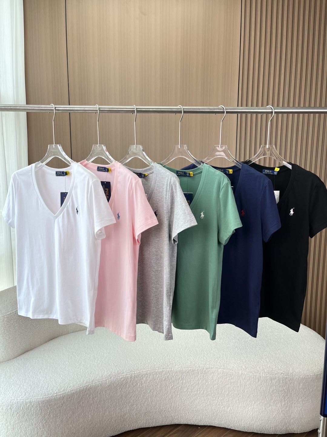 NO:869930,Polo Ralph Lauren women's classic V-neck pure cotton short-sleeved T-shirt. Materials and process details. The fabric is made of high-quality pure cotton, which is skin-friendly, breathable, and highly sweat-absorbent. It has a moderate weight and is not sweaty when worn in spring and summer. It can be worn as an inner layer in autumn and winter. Features of the process: Ribbed collar V-neck design, moderate elasticity, not easy to deform after repeated washing, can modify the neck line, and show the slender neck.  The iconic pony logo is embroidered on the left chest, with more than 200 stitches. The outline of the man and horse is three-dimensional, the muscle lines of the horse and the wrinkles of the rider's clothing are clear, and the color contrasts with the body. The overall stitching is neatly routed, and the collar, cuffs, and hem are all reinforced, making it durable and wear-resistant.  Fit/regular slim fit, not oversize, regular length (just covers the waistline), front piece slightly shorter than back piece (about 1-2cm), suitable for most body shapes, regardless of height. Wearing scenarios and matching suggestions 1. Daily commuting Wear alone + straight jeans + white shoes, simple and capable, suitable for office and commuting scenes. Layer a suit jacket + cigarette pants + loafers to create a sophisticated old-money style, suitable for business and leisure occasions. 2.  For casual outings, pair with a denim jacket + wide-leg pants + dad shoes, casual and comfortable, suitable for shopping and dating. Pair with a knitted cardigan + skirt + Mary Jane shoes, which is gentle and elegant, suitable for spring and autumn. 3. For sports and leisure, pair with sports shorts + baseball cap + sneakers to be refreshing and energetic, suitable for fitness and outdoor walking.,,loro piana,versace,loafers,mary jane,sneakers,skirts,shorts,jeans,jackets &  coats, T-shirt, tees, t-shirt, business suit, hats,19860909Polo Ralph Lauren（拉夫劳伦马球） 女士经典V领纯棉短袖T恤 材质与工艺细节 面料成分优质纯棉,亲肤透气、吸汗性强,克重适中,春夏穿着不闷汗,秋冬可作内搭. 工艺特点 领口罗纹包边V领设计,弹力适中,反复洗涤不易变形,能修饰颈部线条,显脖颈修长. 刺绣左胸标志性小马标刺绣,针数超200针,人马轮廓立体,马匹肌肉线条、骑手服饰褶皱清晰,颜色与衣身形成对比. 缝线整体走线工整,领口、袖口、下摆均有加固处理,耐穿耐磨. 版型合身/常规修身款,非oversize,衣长为常规款（刚好盖过腰线）,前片略短于后片（约1-2cm）,适配大多数身材,不挑身高. 穿搭场景与搭配建议 1. 日常通勤 单穿+直筒牛仔裤+小白鞋简约干练,适配办公室、通勤场景. 叠穿西装外套+烟管裤+乐福鞋打造轻熟老钱风,适合商务休闲场合. 2. 休闲出街 搭配牛仔外套+阔腿裤+老爹鞋随性舒适,适合逛街、约会. 内搭针织开衫+半身裙+玛丽珍鞋温柔优雅,适配春秋季节. 3. 运动休闲 搭配运动短裤+棒球帽+运动鞋清爽活力,适合健身、户外散步.,,loro piana,versace,loafers,mary jane,sneakers,skirts,shorts,jeans,jackets & coats,T-shirt,tees，t-shirt,business suit,hats,,Women's clothing