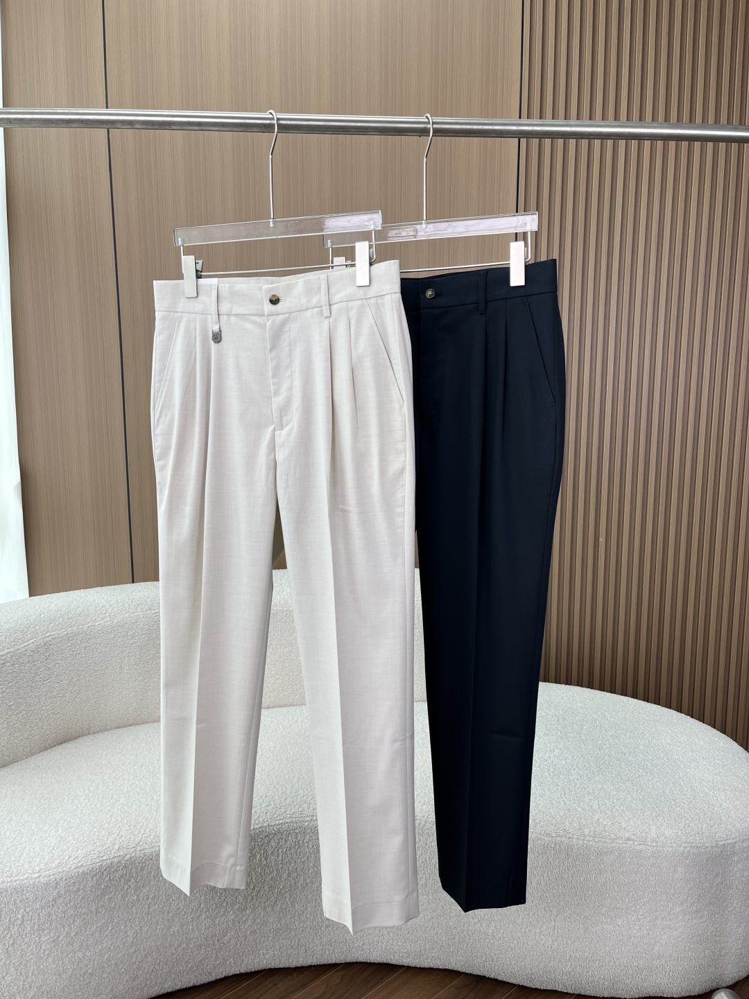 NO:901242,Brunello Cucinelli linen blend casual trousers!  Brunello Cucinelli, a prestigious Italian brand, takes 'low-key luxury' as its concept and integrates Italian craftsmanship into daily items to create high-end casual wear with both texture and relaxation. [Fabric and Texture]  Selected linen blended fabrics (polyester 65 + Tencel 11 + cotton 13 + linen 9 + spandex 2) have breathable properties, making them dry and sweat-free in summer. The blending process gives the fabric the characteristics of being wrinkle-free and drape-free, making daily care worry-free and labor-saving. Light khaki and navy blue are available in two colors, and the low saturated tones are suitable for matching in multiple scenes. [Detailed craftsmanship]  The brand's exclusive metal logo is embellished on both sides of the waistband, low-key identifying the brand identity; the amber buttons on the back pocket + embroidery of the brand's shield badge highlight the exquisite details. The double-pleat tailoring design optimizes the waist-to-hip ratio, modifies the leg shape without being tight, and takes into account both comfort and neat lines. It adopts YKK zipper opening and closing, which is smooth and durable; the inner hemming process is neat, and it is matched with the lining with the brand logo, showing a high-end texture.  Straight-leg slightly tapered trousers with neat and neat legs. Paired with leather shoes, it can create a business casual style. Paired with sports shoes, it is suitable for daily relaxed wear. [Scene Adaptation] Whether it is a business light commute, a leisure trip on the weekend, or a gathering with friends, it can be easily controlled. It is a versatile style of trousers suitable for many scenes in the wardrobe, interpreting Italian elegance with details and texture.,, brunello cucinelli, sneakers,19860909Brunello Cucinelli 亚麻混纺休闲西裤！ 来自意大利殿堂级品牌Brunello Cucinelli,以“低调的奢华”为理念,将意式匠心工艺融入日常单品,打造兼具质感与松弛感的高端休闲着装.【面料与质感】 甄选亚麻混纺面料（聚酯纤维65+天丝11+棉13+亚麻9+氨纶2）,自带透气属性,夏季穿着干爽不闷汗；混纺工艺赋予面料不易皱、垂坠感佳的特性,日常打理省心省力.浅卡其与藏青双色可选,低饱和色调适配多场景搭配.【细节工艺】 腰头两侧点缀品牌专属金属徽标,低调标识品牌身份；后袋琥珀色纽扣+品牌盾形徽章刺绣,细节处彰显精致感. 双褶剪裁设计,优化腰臀比例,修饰腿型不紧绷,兼顾舒适与利落线条. 采用YKK拉链开合,顺滑耐用；内里包边工艺工整,搭配带品牌标识的内衬,尽显高端质感. 直筒微锥裤型,裤脚平整利落,搭配皮鞋可打造商务休闲风,搭配运动鞋则适配日常松弛穿搭.【场景适配】 无论是商务轻通勤、周末休闲出行,还是朋友小聚,都能轻松驾驭,是衣橱里适配多场景的百搭款西裤,用细节质感诠释意式优雅.,,brunello cucinelli,sneakers,,Women's clothing