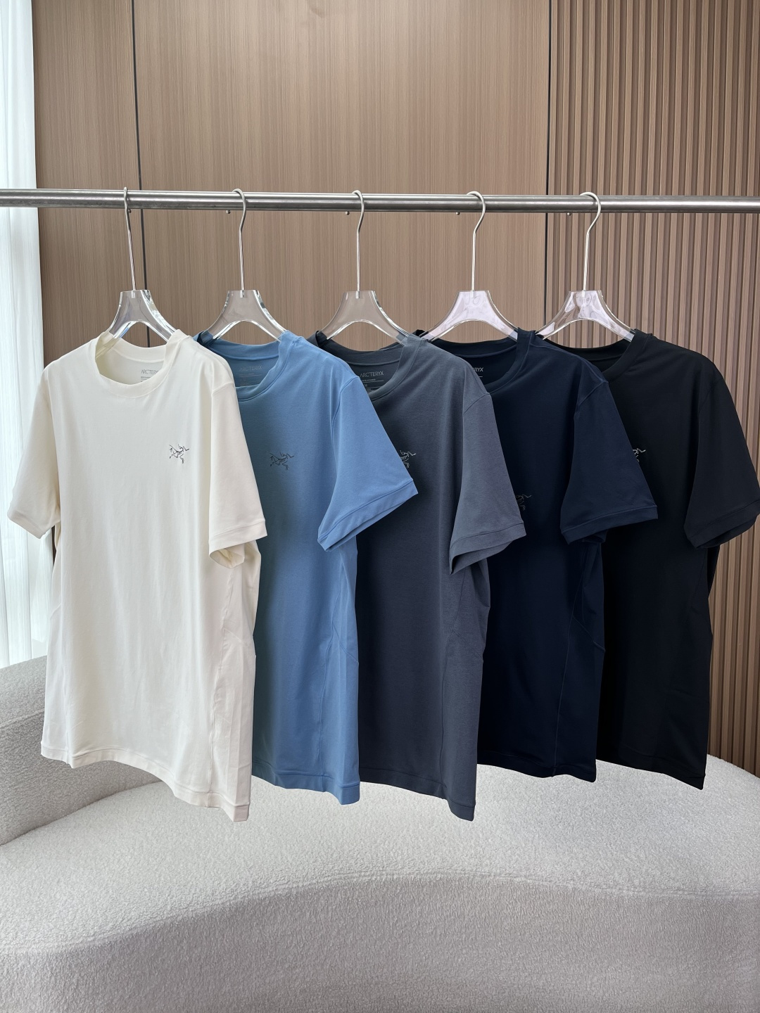 NO:907679,ARCTERYX Men's functional quick-drying short-sleeves!  Breathable round neck casual solid color basic T-shirt for summer!  The hard-core brand ARCTERYX originates from the professional outdoor luxury brand. It combines professional performance with daily wear quality, and can be used for commuting, hiking, and leisure travel. [Black technology of fabrics | Comfortable and powerful] 86 nylon + 14 spandex blended functional fabrics are selected, which are highly elastic, breathable, light and smooth, and have quick-drying and sweat-wicking properties.  Quickly export moisture from the body surface. It will not stick to the body or make the skin stuffy when you sweat in summer. It will not make your skin stuffy when you sit for a long time at work. It will dry you quickly when you sweat during outdoor sports. The fabric is anti-wrinkle and not easy to deform. It is not easy to loosen and pill after repeated washing. [Style tailoring | Modify the body shape without being picky]  The classic round-neck style with straight shoulders and neat hemmed neckline technology prevents curling and deformation after long-term wear; the three-dimensional side panel design optimizes the waist line, and the slightly wide tailoring accommodates all body shapes. It is not tight or bloated, and can be easily controlled by tall, short, fat or thin. The simple and short length of the dress can be worn in two ways: tucked in the trouser waist or natural hem, neat and showing spirit. [Details and texture | Low-key luxury logo]  The classic fossil logo of Archaeopteryx is printed on the exquisite small label on the left chest. The stitching is fine and firm, low-key and not exaggerated, weakening the sense of sportiness and taking into account the business and leisure tone; the seamless cuffs are edged, neatly made, and wear-resistant. The inner collar label is neatly printed with the ARCTERYX brand logo, authentic workmanship, and full of details. [Five-color full color system | Match with your wardrobe]  Select five versatile colors: off-white, navy blue, pure black, haze blue, and charcoal gray. They are refreshing and simple to wear alone, with a shirt/sunproof jacket inside to suit all seasons. Black/charcoal gray is calm and business-friendly, off-white is refreshing and clean, and blue is casual and age-reducing. It is effortless for daily wear, and boys just need basic styles. [Multiple scene adaptation]  Outdoor hiking, gym exercise, daily commuting to work, weekend outings and shopping are all covered, taking into account functionality and appearance, one piece can be worn all summer., arc'teryx, jackets & coats, shirts, T-shirts, tees, t-shirts,19860909ARCTERYX始祖鸟男士机能速干短袖 ！ 夏季透气圆领休闲纯色基础T恤！ 硬核品牌ARCTERYX始祖鸟,源自户外专业奢牌,兼顾专业性能与日常穿搭质感,通勤、徒步、休闲出行一件搞定.【面料黑科技｜舒适实力派】 甄选86锦纶+14氨纶混纺机能面料,高弹透气、轻薄顺滑,自带速干排汗属性. 快速导出体表湿气,夏日出汗不粘身、不闷肤,久坐办公不闷汗,户外运动骤汗速干爽；面料抗皱不易变形,反复水洗不易松垮起球.【版型剪裁｜修饰身形不挑身材】 经典正肩圆领版型,利落包边领口工艺,久穿不易卷边变形；侧边立体裁片设计,优化腰身线条,微阔剪裁包容各类身形,不紧绷、不臃肿,高矮胖瘦轻松驾驭. 简约短款衣长,塞裤腰/自然下摆两种穿法,利落显精神.【细节质感｜低调轻奢标识】 左胸精致小标印花始祖鸟经典化石logo,针脚细密牢固,低调不浮夸,弱化运动感,兼顾商务休闲调性；无缝袖口包边,做工工整,耐磨耐穿. 内里领标工整印刷ARCTERYX品牌标识,正品级做工,细节拉满.【五色全色系｜随心搭配衣橱】 甄选米白、藏青、纯黑、雾霾蓝、炭灰五大百搭色系,单穿清爽简约,内搭衬衫/防晒外套适配四季穿搭. 黑/炭灰沉稳商务、米白清爽干净、蓝系休闲减龄,日常穿搭不费力,男生刚需基础款.【多场景适配】 户外登山徒步、健身房运动、日常通勤上班、周末出游逛街全覆盖,兼顾功能性与穿搭颜值,一件穿遍整夏.,arc'teryx,jackets & coats,shirts,T-shirt,tees，t-shirt,,Women's clothing
