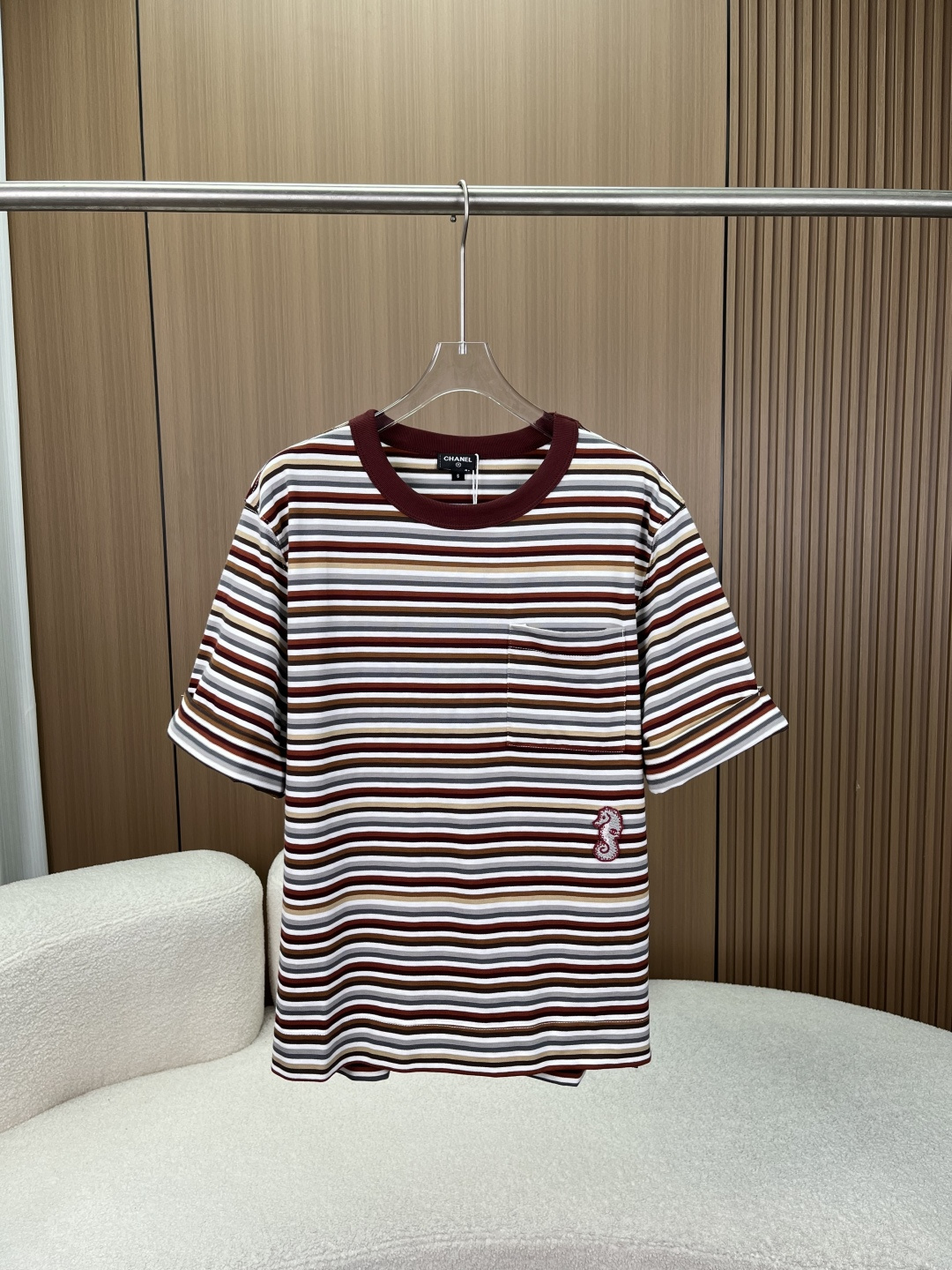 NO:879044,Chanel retro striped seahorse embroidered short-sleeved T-shirt | French nautical style daily top!  The CHANEL nautical style striped T-shirt made of selected pure cotton fabrics perfectly combines French retro and casual atmosphere. It is a must-have item for any wardrobe. 1. Color design｜Classic contrast stripes Classic contrast stripes burgundy + gray + white three-color horizontal stripe combination, with the retro genes of French sea soul shirts, burgundy ribbed round neck contrasting body, weakening the sense of monotony, yellow leather upper body whitening skin, no matter the skin color. 2.  Iconic details | Handmade seahorse embroidery. Handmade seahorse embroidery logo is embellished next to the side pockets of the body, and the brand's double C logo is embedded in the embroidery.  The loose and slightly off-shoulder short-sleeve cut accommodates various body shapes. The small side slits at the hem are designed to optimize the body lines without being tight or pressing. You can switch between daily tuck-in corners and loose straight wear; the cuffs are neatly hemmed, and the threads are fine and durable. 4. Fabric texture｜100% cotton, skin-friendly and breathable  The whole piece is made of cotton knitted fabric, which is soft, breathable, moisture-wicking, and suitable for both spring and summer wear alone and autumn and winter inner layering. The fabric is soft and waxy and not easy to deform and pill, making it easy to handle during daily commuting and outings.  From classic sea soul stripes to exquisite seahorse embroidery, CHANEL brings light luxury and casual style. It is suitable for wearing alone with jeans, skirts and casual shorts. It is a big-name basic model that is frequently worn all year round.,,chanel,chanel,skirts,shorts,jeans,T-shirt,tees,t-shirt,19860909香奈儿复古条纹海马刺绣短袖T恤｜法式航海风日常上衣！ 甄选精选纯棉面料打造的CHANEL香奈儿航海风条纹T恤,把法式复古与休闲氛围感完美融合,是衣橱百搭刚需单品. 1. 配色设计｜经典撞色条纹经典撞色条纹酒红+灰色+白三色横条纹组合,自带法式海魂衫复古基因,酒红色螺纹圆领撞色衣身,弱化单调感,黄皮上身衬肤显白,不挑肤色穿搭. 2. 标志性细节｜手工海马刺绣 衣身侧口袋旁点缀手工海马刺绣标,刺绣内嵌品牌双C标识,立体勾线工艺扎实精致,小众不浮夸,低调彰显CHANEL品牌质感,小口袋兼顾装饰与实用. 3. 版型剪裁｜舒适随性版型 宽松微落肩短袖剪裁,包容各种身形,下摆侧边开叉小设计,优化衣身线条,不紧绷不压身,日常塞衣角、宽松直穿两种穿法随心切换；袖口工整锁边,走线细密耐穿. 4. 面料质感｜全棉亲肤透气 整件采用全棉针织面料,柔软透气、吸湿排汗,春夏单穿、秋冬内搭都适配,面料软糯不易变形起球,日常通勤、出游逛街轻松驾驭. 从经典海魂条纹到精致海马刺绣,CHANEL把轻奢休闲风拉满,单穿配牛仔裤、半裙、休闲短裤都适配,一年四季高频实穿的大牌基础款.,,chanel,chanel,skirts,shorts,jeans,T-shirt,tees，t-shirt,,Women's clothing