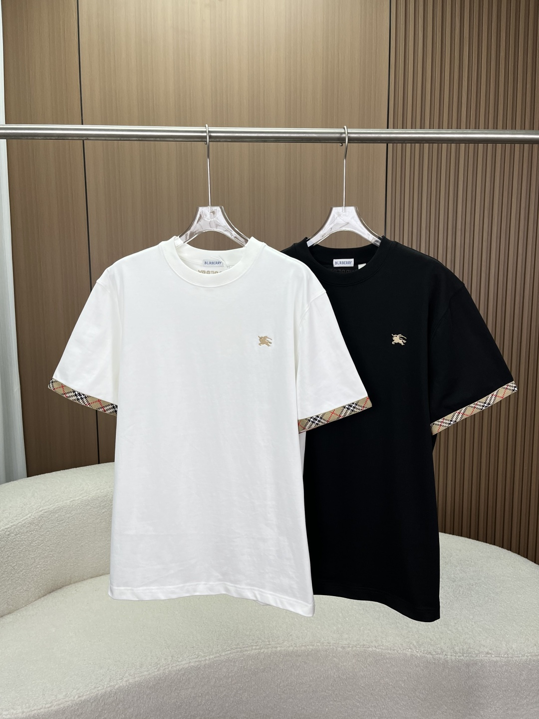 NO:879048,Burberry classic plaid splicing short-sleeved T-shirt and embroidered horse logo casual top!  The war horse logo is exquisitely embroidered on the chest, and is matched with BURBERRY letter embroidery of the same color on the back collar. The details are low-key and highlight the brand's texture; the classic plaid webbing splicing on the cuffs restores the brand's iconic design language and is highly recognizable. Fabrics and craftsmanship  High-count combed cotton fabric is selected, which feels soft and skin-friendly, has good drape, and is not easy to wrinkle and deform the upper body; it has excellent breathability, which makes it refreshing and not sweaty when worn in summer, and it still maintains a crisp fit after long-term wear; neat and fine wiring, exquisite seaming technology, durable and not easy to fall off. Version and design highlights: loose straight cut does not flatter the figure, modifies the shoulder line and waist and abdomen line, creates a casual and relaxed feeling, and adapts to a variety of body shapes;  The classic color scheme is available in black and white. It is versatile and can be easily adapted to various scenes such as daily life, leisure, and commuting. The ingenious round neck design fits the neck line without clogging the neck. The checkered webbing on the cuffs adds a sense of sophistication to the basic model and bids farewell to monotony. Style adaptation  Whether paired with jeans to create a casual street style, or paired with casual pants to create a simple and textured look, you can easily control it. It is a versatile basic style that is a must-have in your wardrobe and can easily enhance the texture of your outfit.,,burberry,burberry,jeans,T-shirt,tees,t-shirt,19860909Burberry 巴宝莉经典格纹拼接短袖T恤 刺绣战马标休闲上衣！ 胸前精致刺绣战马标识,搭配后领处同色系BURBERRY字母刺绣,细节低调彰显品牌质感；袖口经典格纹织带拼接,还原品牌标志性设计语言,辨识度拉满. 面料与工艺 甄选高支精梳棉面料,触感柔软亲肤,垂坠感佳,上身不易起皱变形；透气性能优异,夏季穿着清爽不闷汗,久穿依旧保持挺括版型；走线工整精细,锁边工艺考究,耐穿不易脱线. 版型与设计亮点 宽松直筒剪裁不挑身材,修饰肩线与腰腹线条,打造随性松弛感,适配多种身形； 经典配色基础黑白两色可选,百搭不挑风格,轻松适配日常、休闲、通勤等多种场景； 细节巧思圆领设计贴合颈部线条,不卡脖不勒肉,袖口格纹织带为基础款增添精致感,告别单调. 风格适配 无论是搭配牛仔裤打造街头休闲风,还是搭配休闲裤塑造简约质感造型,都能轻松驾驭,是衣橱必备的百搭基础款,轻松提升穿搭质感.,,burberry,burberry,jeans,T-shirt,tees，t-shirt,,Women's clothing