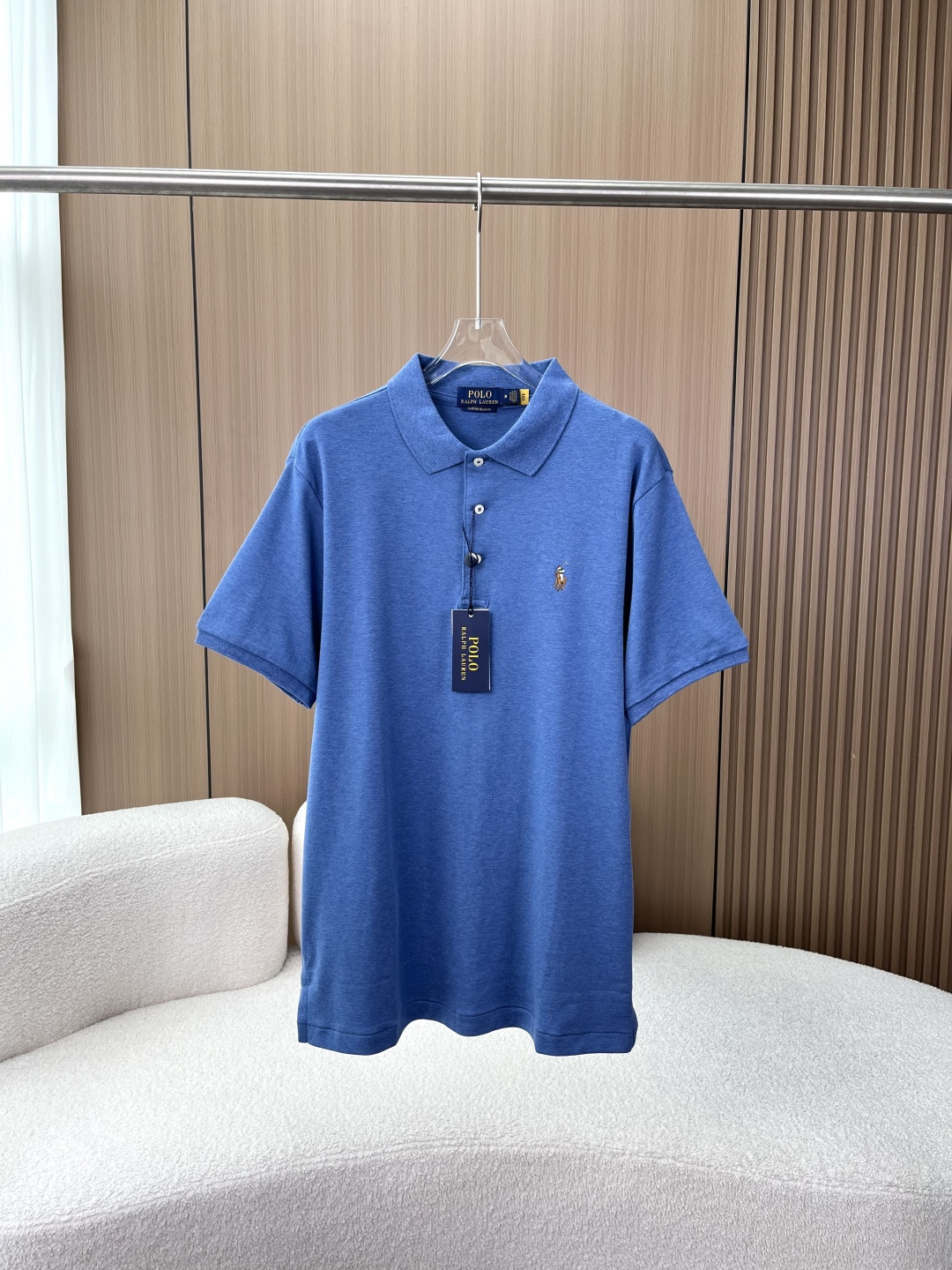 NO:898625,POLO RALPH LAUREN Polo shirt with colorful logo pony embroidery. The brand logo is embroidered with classic colorful pony on the left chest. The stitching is delicate and three-dimensional, which restores the brand's iconic knight image and is highly recognizable. The fabric texture is made of pure cotton, which is breathable and skin-friendly, with a sense of drape. It is comfortable and not sweaty to wear, and is suitable for daily commuting and leisure occasions. Detailed craftsmanship: white buttons with shell texture and neat seaming technology, durable and not easy to fall off;  The side slit design at the hem allows unrestricted movement and combines comfort with a neat fit; the contrasting threaded cuffs are smooth in workmanship and will not easily deform after long-term wear. The color style is matte blue and gray, and the low-saturated color has a relaxed texture. It is suitable for casual pants and jeans, and it is easy to wear with a neat style.  Whether it is daily commuting, weekend outings, or light business occasions, this POLO shirt can be adapted to it. The simple and elegant version is not flattering on the figure, and the foggy blue color has a high-end texture, making it easy to create a comfortable and stylish daily wear.,,loro piana,jeans,19860909POLO RALPH LAUREN 拉夫劳伦彩标小马刺绣Polo衫 品牌标识左胸处经典彩色小马刺绣,针脚细腻立体,还原品牌标志性的骑士形象,辨识度拉满. 面料质感采用纯棉面料,透气亲肤,自带垂坠感,穿着舒适不闷汗,日常通勤、休闲场合都适配. 细节工艺 贝壳质感白色纽扣,搭配工整锁边工艺,耐穿不易脱落； 下摆侧开叉设计,活动不受限,兼顾舒适与利落版型； 撞色螺纹袖口,做工平整,久穿不易变形. 色彩风格雾感蓝麻灰调,低饱和色系自带松弛质感,搭配休闲裤、牛仔裤都很合适,轻松穿出利落格调. 无论是日常通勤、周末出游,还是轻商务场合,这件POLO衫都能适配.简约大气的版型不挑身材,雾感蓝调自带高级质感,轻松打造舒适又有格调的日常穿搭.,,loro piana,jeans,,Women's clothing
