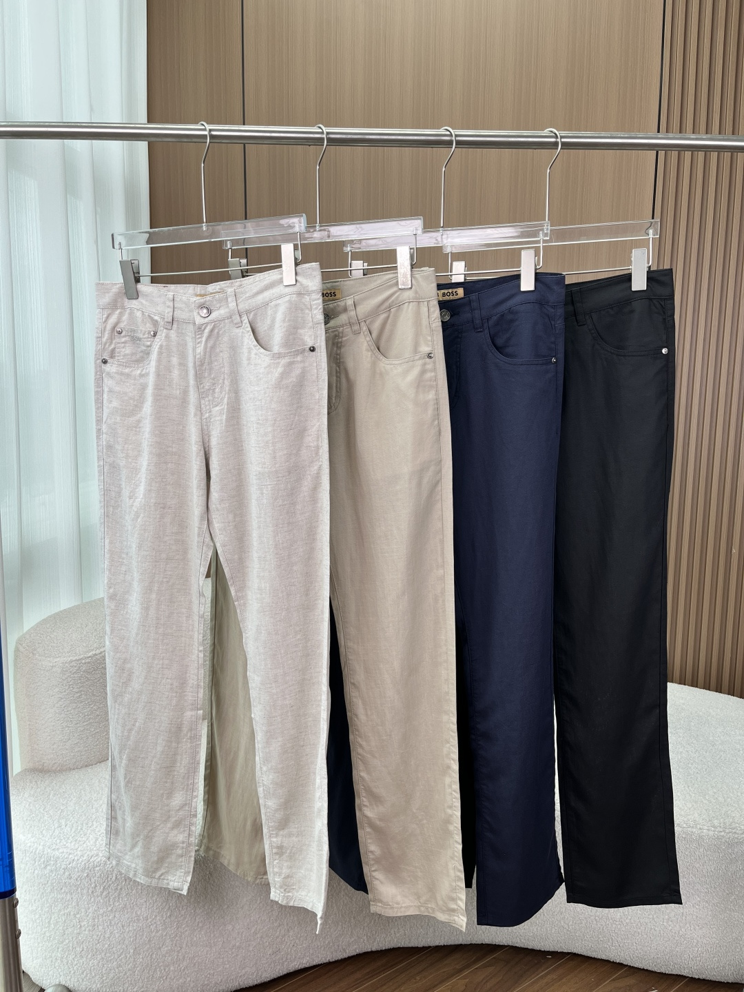 NO:898613,HUGO BOSS breathable linen straight casual pants!  1. Design of light luxury brand details. The retro genuine leather tag on the back waist is matched with metal BOSS three-dimensional letters, the back waist pocket has an exclusive double B metal small label, and the front pocket has a hidden BOSS embroidery logo; the placket is customized with metal lettering buttons, matched with high-end RIRI smooth zippers, a full set of original hangtags, and multilingual wash labels, which completely restores the workmanship of luxury products in the counter, and low-key highlights the brand texture. 2.  Breathable linen blended fabric with natural hemp texture, light and breathable, moisture-wicking, not stuffy or sticky when worn in spring and summer; trace amounts of spandex give the fabric moderate elasticity, no restraint for long periods of time, anti-wrinkle and not easy to deform, and not easy to harden and pill when washed. 3. Straight cut to modify the leg shape  Classic five-pocket denim style casual pants, with slightly loose straight legs, modifying O-shaped legs and thick thighs, not tight or dragging; standard mid-high waist design, raising the waistline to show longer legs, the length of the pants is just right to the floor, suitable for leather shoes, white shoes, loafers, compatible with both business and leisure scenes. 4. Versatile and needed in all scenarios.  It can be worn for commuting to work, business meetings, vacations, and daily shopping; it is suitable for matching with Polo, shirts, and sweaters of the same brand. It is refreshing and breathable when worn alone in spring and summer. It is high-level when paired with thin suits in spring and autumn. It is a versatile pair of pants for middle-aged men's wardrobe. Introduction to the four colors of single products 1. Native linen beige (original linen)  Natural virgin linen is white in color, with a rustic and high-end texture. It is soft and light-toned and does not pick on the skin tone. It is the first choice for spring and summer vacations and daily leisure. It is paired with white, khaki, and light gray tops to create a refreshing and relaxed atmosphere, gentle and elegant, and the yellow leather upper body is brightened and clean. 2. Light khaki color  Soft, low-saturation light khaki, the all-purpose basic color for commuting, can be used in the workplace; paired with dark Polo and business shirts, it is calm and decent, and white T is simple and clean for daily use. It can be worn in all seasons and is suitable for most top colors. 3. Deep sea navy is calm and restrained. Deep sea navy blue is the first choice for formal business scenes; wear it for meetings, negotiations, and commuting. It is steady and dignified, weakening the sense of dullness. Paired with white, gray, and black tops, it is mature and elegant, and middle-aged business men can close their eyes. 4.  Matte pure black, matte matte black, resistant to stains and slimming, full of neat aura; suitable for night outing and casual wear, with denim and casual tops, cool and simple, versatile with all dark tops, slimming and hiding body, not picky about body shape.,,loafers,shirts,business suit,19860909HUGO BOSS透气亚麻直筒休闲裤 ！ 1. 轻奢品牌细节设计 后腰复古真皮皮牌搭配金属BOSS立体字母,后腰口袋专属双B金属小标,前袋暗藏BOSS刺绣标识；门襟定制金属刻字纽扣,搭配高端RIRI顺滑拉链,全套原版吊牌、多语种洗水标,完整还原专柜奢品做工,低调彰显品牌质感. 2. 亚麻混纺透气面料,自带天然麻质纹理,轻薄透气、吸湿排汗,春夏穿不闷不粘身；微量氨纶赋予面料适度弹力,久坐无束缚,抗皱不易变形,水洗不易发硬起球. 3. 修饰腿型直筒剪裁 经典五袋牛仔式休闲裤版型,微宽松直筒裤管,修饰O型腿、粗大腿,不紧绷不拖沓；标准中高腰设计,拉高腰线显腿长,裤长刚好落地,适配皮鞋、小白鞋、乐福鞋,商务休闲双场景兼容. 4. 全场景百搭刚需款 通勤上班、商务会客、度假出游、日常逛街都能穿；搭配同品牌Polo、衬衫、针织衫皆适配,春夏单穿清爽透气,春秋搭配薄西装层次高级,中年男士衣橱百搭神裤. 四色单品简介 1. 原生麻米色（原色麻） 天然原生亚麻本白,自带质朴高级肌理,柔和浅调不挑肤色；春夏度假、日常休闲首选,搭配白色、卡其、浅灰上衣,清爽松弛氛围感拉满,温柔儒雅,黄皮上身提亮显干净. 2. 浅卡其色 柔和低饱和浅卡其,通勤万能基础色,职场不出错配色；搭配深色Polo、商务衬衫沉稳得体,日常搭配白T简约干净,四季可穿,适配绝大多数上衣色系. 3. 深海藏青色 沉稳内敛深海藏蓝,正式商务场景首选；开会、洽谈、通勤穿稳重显贵,弱化沉闷感,搭配白、灰、黑色上衣,成熟大气,中年商务男士闭眼入. 4. 哑光纯黑色 雾面哑光黑,耐脏显瘦,利落气场十足；夜间出行、休闲穿搭适配,搭配牛仔、休闲上衣酷感简约,百搭所有深色上衣,显瘦藏肉,不挑身材.,,loafers,shirts,business suit,,Women's clothing