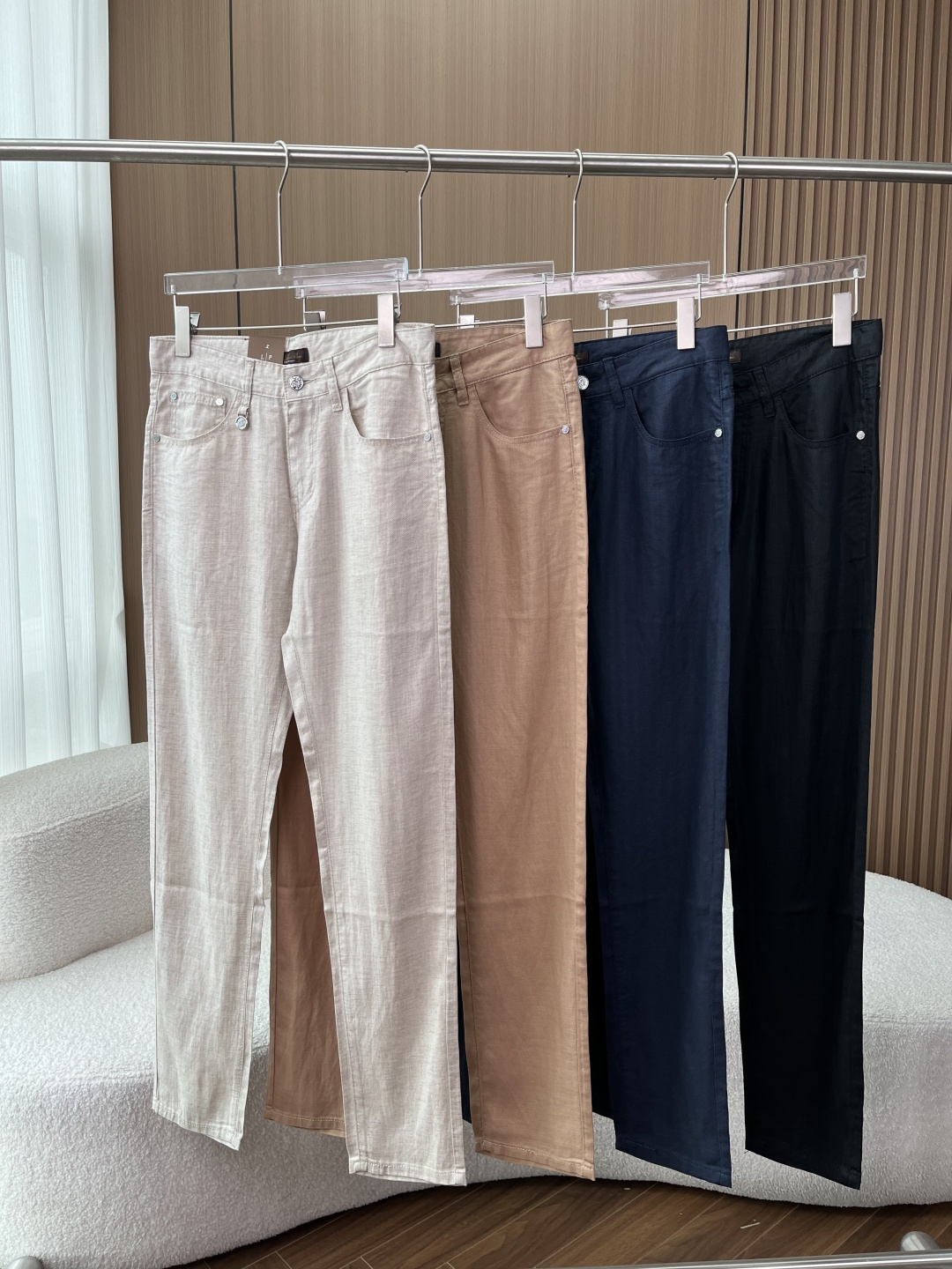 NO:902507,Loro Piana Lyocell linen herringbone casual five-pocket trousers｜Italian luxury commuting pants!  Loro Piana men's casual trousers made in Italy are made of the brand's exclusive LyocelloFlax Lyocell linen blended fabric. The classic five-pocket denim style is combined with breathable natural texture, taking into account the dual scenes of high-end business and vacation leisure. The low-key and restrained luxury texture is an essential item for mature men's wardrobe. 1. The core advantages of top-grade fabrics 1. The golden ratio of Lyocell + linen  The natural herringbone twill texture has a matte soft texture, linen brings super breathable and sweat-wicking properties, Lyocell softens the rough touch, and the upper body is silky and does not scratch the skin; it comes with a draping anti-wrinkle buff, which can not wrinkle when you sit for a long time, and it is not sweaty at all in summer. 2. Storm System protection technology. Built-in brand windproof and water-repellent fabric treatment, slight water stains are not easy to penetrate, making outdoor travel more worry-free; natural plant fabrics are skin-friendly and nourishing, and can be used comfortably by sensitive skin. 3.  Breathable but not stuffy, suitable for all seasons. It is light but not fleshy. It is refreshing when worn alone in spring and summer. It has no heavy feeling when paired with shirts and sweaters in spring and autumn. The fabric has been pre-shrunk and washed, so it is not easy to deform or turn white after multiple washings. 2. Exquisite details, showing the LP luxury logo everywhere. Customized genuine leather waistband on the back waist, engraved with the metal Loro Piana brand logo, high-quality texture and not easy to crack;  Exclusive LP-engraved metal zipper on the placket, smooth and non-stuck, with embossed metal buttons, and a complete set of brand-customized hardware; The front pocket is embellished with a small shield metal logo + iconic orange-red stitching, which is low-key and highly recognizable; Standard five-pocket trousers, with neat and firm pocket routing, large storage capacity, practical for commuting; Italian original factory full set of hangtags, wash labels, complete multi-lingual care instructions, and orthodox counter craftsmanship. 3. Style tailoring  Slightly straight slim-fitting pants, not tight or bloated, modify the leg shape and hide calf fat; mid-high waist design, elongating the proportions of the lower body, can be controlled by men of all shapes, and can be matched harmoniously with Polo, shirts, casual T-shirts, and thin suits. Detailed introduction to the four-color single product 1. Natural off-white (original hemp color)  The natural white background color of native linen has a soft herringbone texture, which is refreshing and clean. It is the first choice for spring and summer vacations and daily leisure. It is refreshing and age-reducing when paired with white and blue Polo. It is visually gentle and noble, and is suitable for men who like simple and clean outfits. 2. Light khaki (milk tea apricot color) Low saturated warm khaki, soft and not picky about skin tone, friendly to yellow skin. An all-purpose color for business and commuting, it is elegant and elegant when paired with sweaters and thin suits. It has a full atmosphere for daily travel and has a gentle and mature gentleman style. 3.  Navy blue is calm and restrained, deep sea navy, perfect for formal occasions. The first choice for business meetings and receptions, paired with a white shirt and dark Polo, it is low-key and stable, has both casual and formal feel, and can be matched with any top in all seasons. 4. Pure black, matte carbon black tone, slimming and stain-resistant, the fabric will not turn white and look old. The first choice for men who prefer low-key and calm outfits, suitable for night travel and casual gatherings, neat and elegant, and can be matched with any top.,, loro  piana,loro piana,shirts,tees，t-shirt,business suit,gold,19860909Loro Piana莱赛尔亚麻人字纹休闲五袋长裤｜意式奢感通勤神裤！ 源自意大利制造的Loro Piana男士休闲长裤,采用品牌专属LyocelloFlax莱赛尔亚麻混纺面料,经典五袋牛仔版型结合透气天然肌理,兼顾高端商务、度假休闲双重场景,低调克制的奢华质感,是成熟男士衣柜刚需单品. 一、顶级面料核心优势 1. 莱赛尔+亚麻黄金配比 天然人字斜纹肌理,自带哑光柔和质感,亚麻带来超强透气排汗属性,莱赛尔柔化粗糙触感,上身丝滑不扎肤；自带垂坠抗皱buff,久坐不起褶,夏天穿完全不闷汗. 2. Storm System防护工艺 内置品牌防风防泼水面料处理,轻微水渍不易渗透,户外出行更省心；天然植物面料亲肤养肤,敏感肌也能舒适驾驭. 3. 透气不闷、四季适配 轻薄却不透肉,春夏单穿清爽,春秋搭配衬衫、针织衫毫无厚重感,面料经过预缩水洗,多次洗涤不易变形、发白. 二、精工细节,处处彰显LP奢华标识 后腰定制真皮皮质腰牌,镌刻金属Loro Piana品牌logo,质感高级不易开裂； 门襟专属LP刻印金属拉链,顺滑不卡顿,搭配浮雕金属纽扣,五金全套品牌定制； 前袋点缀盾牌金属小徽标+标志性橙红线迹,低调辨识度拉满； 标准五袋裤型,口袋走线工整牢固,大容量置物,通勤出行实用； 意大利原厂全套吊牌、洗水标,完整多语言洗护说明,正统专柜工艺. 三、版型剪裁 微直筒修身裤型,不紧绷不臃肿,修饰腿型、藏住小腿赘肉；中高腰设计,拉长下半身比例,各种身材男士都能驾驭,搭配Polo、衬衫、休闲T恤、薄西装都和谐. 四、四色单品详细简介 1. 天然米白（原麻色） 原生亚麻本白底色,自带柔和人字纹理,清爽干净.春夏度假、日常休闲首选,搭配白色、蓝色Polo清爽减龄,视觉温柔显贵,适合喜欢简约干净穿搭的男士. 2. 浅卡其（奶茶杏色） 低饱和暖调卡其,柔和不挑肤色,黄皮友好.商务轻通勤万能色,搭配针织衫、薄西装得体儒雅,日常出游氛围感拉满,温柔成熟绅士风. 3. 藏青蓝 沉稳内敛深海藏青,正式场合不出错.商务会议、会客穿搭首选,搭配白衬衫、深色Polo,低调稳重,兼具休闲与正装感,四季百搭不挑上衣. 4. 纯黑色 哑光炭黑调,显瘦耐脏,面料不会泛白显旧.偏爱低调沉稳穿搭男士首选,夜间出行、休闲聚会适配,利落利落,搭配任意上衣都高级不出错.,,loro piana,loro piana,shirts,tees，t-shirt,business suit,gold,,Women's clothing