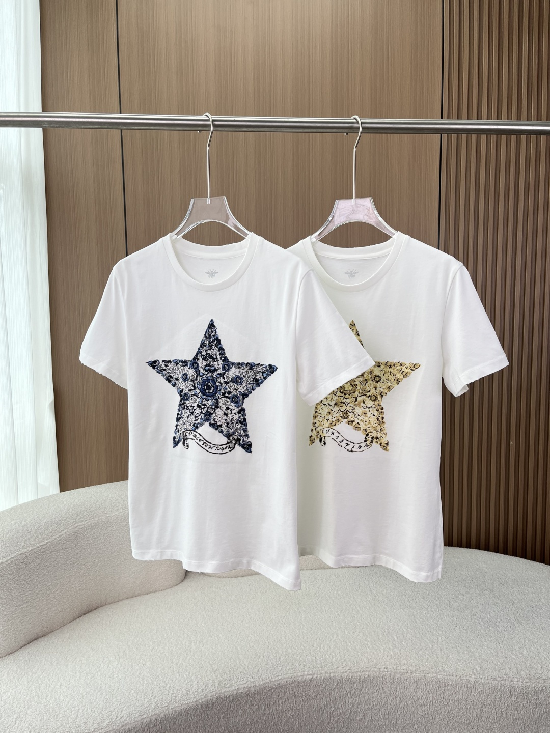 NO:891998,Retro floral five-pointed star embroidered short-sleeved T-shirt!  Dior Dior light luxury bee logo model is made of high-count long-staple cotton fabric, which is soft and skin-friendly, breathable and not sweaty, and is suitable for daily commuting and leisure travel. The whole piece is designed with an old frayed round neck + raw edge cuff hem, which has a relaxed retro atmosphere; a large area of heavy flower five-pointed stars are embroidered on the chest, the stitching is fine and three-dimensional, and the retro pattern is full of layers;  The back of the neck is embellished with the brand's iconic little bee print, which highlights the brand's texture in a low-key manner. The simple white background makes it exquisite and eye-catching!  1. Gilt flower model. The five-pointed star embroidery uses golden brown silk thread to create a retro flower pattern. The dark and light gold, brown and black silk threads are interwoven. The vine flower texture is three-dimensional and high-end. It has a gentle retro elegance. It is very soft when paired with jeans, casual trousers and skirts. It is the first choice for a gentle atmosphere in daily life. The yellow leather upper body highlights the temperament. 2. Blue and white blue model  Re-engraved blue and white porcelain color matching blue and black floral embroidery, dark and light blue silk thread outlines retro vine roses, the cool color matching is refreshing and durable, with a cool and light luxury texture, full of coolness, it can be paired with overalls, wide-leg pants, and shorts to have a high-end street feel. It is versatile in all seasons and has no choice in style.,,dior,dior,skirts,shorts,jeans,T-shirt,tees,t-shirt,19860909复古花卉五角星刺绣短袖T恤！ Dior迪奥轻奢蜜蜂标识款 甄选高支长绒棉面料,触感软糯亲肤,透气不闷汗,日常通勤、休闲出行都适配.整件采用做旧磨破圆领+毛边袖口下摆设计,自带松弛复古氛围感； 胸前大面积满幅花卉五角星重工刺绣,针脚细密立体,复古花纹层次饱满； 后颈点缀品牌标志性小蜜蜂印花,低调凸显品牌质感,简约白底色衬得精致吸睛！ 1. 鎏金繁花款 五角星刺绣采用金棕系丝线打造复古花卉纹样,深浅金、棕、黑丝线交织,藤蔓花朵肌理立体高级,自带温柔复古贵气,搭配牛仔裤、休闲西裤、半身裙都很柔和,日常温柔氛围感首选,黄皮上身提亮显气质. 2. 青花蓝调款 复刻青花瓷配色蓝黑花卉刺绣,深浅蓝调丝线勾勒复古藤蔓玫瑰,冷调配色清爽耐看,自带清冷轻奢质感,酷感十足,搭配工装裤、阔腿裤、短裤更有街头高级感,四季百搭不挑穿搭风格.,,dior,dior,skirts,shorts,jeans,T-shirt,tees，t-shirt,,Women's clothing