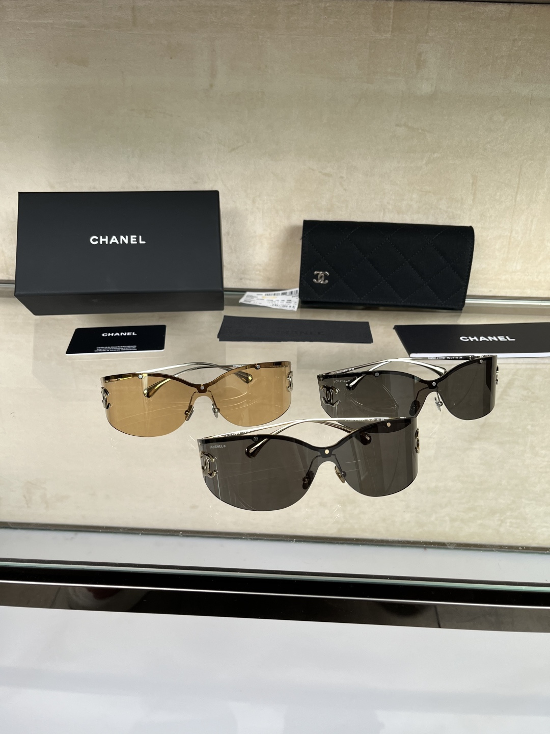 NO:909275,(Original factory) CHANEL Chanel frameless one-piece sunglasses CH9582｜Y2K hot girl atmosphere king hot item  CHANEL Chanel's new all-in-one frameless goggles, replicating the retro-futuristic look of the millennium, are popular among bloggers all over the Internet. The whole wrap-around lens design is lighter without frame constraints, modifies cheekbones, covers wide faces, and weakens high cheekbones. It is suitable for square, diamond-shaped, and long faces. The thin metal temples of the mirror body are matched with the three-dimensional double C logo on the side, making it highly recognizable. It can be used for daily outings, beach vacations, driving, and taking photos.  A full set of brand original accessories, diamond double C glasses case, brand wiper, instruction manual, warranty card, full of texture for gifting and personal use, 3 colors available, taking into account cool, gentle, and cool styles. Introduction to the three-color separate color system 1. Silver-framed deep black film (mainly recommending cool colors)  Gunmetal silver metal thin temples paired with pure black high-shielding lenses are classic and never go wrong. High-power UV protection can block dazzling sunlight from strong light, the seaside, and self-driving. The mirror is matte and cool, and the upper face has a cool and charming aura. It is super suitable for matching with leather jackets, suspenders, wide-leg pants, and motorcycle style. It makes the face slimmer and smaller. It is the first choice for daily commuting and short-distance travel. Regardless of skin color, even yellow and white skin will look fair. 2.  Light gold transparent tea lenses (gentle atmosphere color) Light gold slender frames with light brown semi-translucent lenses, the tone is soft and transparent, weakening the feeling of heavyness. The low saturation brown color is not dull, and it is not obtrusive when worn indoors or outdoors. It is an artifact for spring picnics, seaside vacations, and casual strolls. It is gentle and noble to wear with dresses, knitted cardigans, and light colors. It can also brighten the complexion when worn without makeup. It is the first choice for sweet girls and mature girls aged 20-30. 3.  Light gold, gray and black lenses (cool high-end color) Champagne gold temples with gradient dark gray lenses, between pure black and brown, neutralizing the two styles of sweet and cool. The gradient lenses are light at the top and deep at the bottom, the vision is soft and not depressing, and it has the texture of a filter when taking photos; it has strong adaptability to wear, and can be matched with casual sports, light luxury commuting, and minimalist style. It is low-key and not exaggerated. It is the first choice for girls who pursue niche and non-contrasting styles. Product details Selling Points 1.  The iconic Double C logo lens has three-dimensional metal Double C Logo on the side, the mirror tail and the inside of the nose pad are engraved with the brand logo, and the full set of engraved code CH9582 is full of authentic details. 2. Lightweight metal frame with ultra-thin titanium metal temples, flexible and not easy to deform, long-term wear will not press the bridge of the nose or temples, and will not be burdensome for long trips. 3.  Integrated wrap-around lens, a whole piece of curved windshield lens, can block light on the sides, prevent side light when driving, and sea breeze glare at the beach, and effectively block UVA/UVB ultraviolet rays. 4. Adjustable soft nose pads with embedded double C cushion nose pads, fit the nose shape without slipping, suitable for high and low nose bridges, and will not slip off easily when sweating. 5.  A full set of branded gift boxes, including a diamond-patterned double-C leather mirror case, microfiber lens cleaning cloth, brand manual, and anti-counterfeiting card, making it a decent and exquisite holiday gift. Suitable for scenarios.  Beach vacations, self-driving trips, street photography and store visits, music festivals, daily commuting, travel check-ins, and holiday gifts. One lens can create a variety of looks such as millennial hotties, cool queens, and gentle Korean styles. It is an essential accessory in spring and summer. It goes well with dresses, jeans, suits, and sportswear.,,chanel,chanel,skirts,leather jacket,business suit,19860909（原厂） CHANEL香奈儿无框连体片遮阳墨镜 CH9582｜Y2K辣妹氛围感王炸单品 CHANEL香奈儿新款一体式无框风镜,复刻千禧年复古未来感造型,全网博主爆款.整片环绕式镜片设计,无镜框束缚更轻盈,修饰颧骨、遮宽脸、弱化高颧骨,方圆脸、菱形脸、长脸全部适配；镜身金属细镜腿搭配侧边立体双C标识,辨识度拉满,日常出街、海边度假、开车驾驶、拍照打卡全能hold住. 全套品牌原装配件菱格双C眼镜盒、品牌擦拭布、说明书、质保卡,送礼自用质感拉满,3色齐全可选,兼顾酷飒、温柔、清冷多种风格. 三色单独色系简介 1. 银框深黑片（主推酷飒色） 枪银色金属细镜腿搭配纯黑高遮光镜片,经典永不出错.高倍防紫外线,强光、海边、自驾都能隔绝刺眼阳光；镜面哑光冷调,上脸自带冷艳御姐气场,搭配皮衣、吊带、阔腿裤、机车风穿搭超适配,显瘦显脸小,日常通勤、短途出游首选,不挑肤色,黄皮白皮佩戴都显白皙. 2. 浅金透茶片（温柔氛围感色） 浅金色纤细镜架搭配浅茶色半透镜片,色调柔和通透,弱化厚重感.低饱和茶色不暗沉,室内外佩戴都不突兀,春日野餐、海边度假、休闲逛街氛围感神器；搭配连衣裙、针织开衫、浅色系穿搭温柔显贵,素颜佩戴也能提亮气色,20-30岁甜妹、轻熟女生首选. 3. 浅金灰黑片（清冷高级色） 香槟金镜腿搭配渐变深灰镜片,介于纯黑与茶色之间,中和甜酷两种风格.渐变镜片上浅下深,视觉柔和不压抑,拍照自带滤镜质感；穿搭适配度极强,休闲运动、轻奢通勤、极简风穿搭都能搭配,低调不浮夸,追求小众不撞款的女生首选. 产品细节卖点 1. 标志性双C标识镜片侧边立体金属双C Logo,镜尾、鼻托内侧均刻印品牌标识,全套刻印编码CH9582,正品级细节拉满. 2. 轻量化金属镜架超薄细钛金属镜腿,柔韧不易变形,久戴不压鼻梁、不勒太阳穴,长时间出行无负担. 3. 一体式环绕镜片整片弧形挡风镜片,侧面遮光,开车防侧光、海边防海风眩光,有效阻隔UVA/UVB紫外线. 4. 可调节软质鼻托内嵌双C软垫鼻托,贴合鼻型不打滑,高低鼻梁都适配,出汗不易滑落. 5. 全套品牌礼盒包装菱格纹双C皮质镜盒、超细纤维擦镜布、品牌手册、防伪卡片,节日送礼体面精致. 适配场景 海边度假、自驾出行、街拍探店、音乐节、日常通勤、旅行打卡、节日送礼,一条镜片打造千禧辣妹、清冷御姐、温柔韩系多种造型,春夏刚需配饰,搭配连衣裙、牛仔、西装、运动装都出彩.,,chanel,chanel,skirts,leather jacket,business suit,,Women's clothing