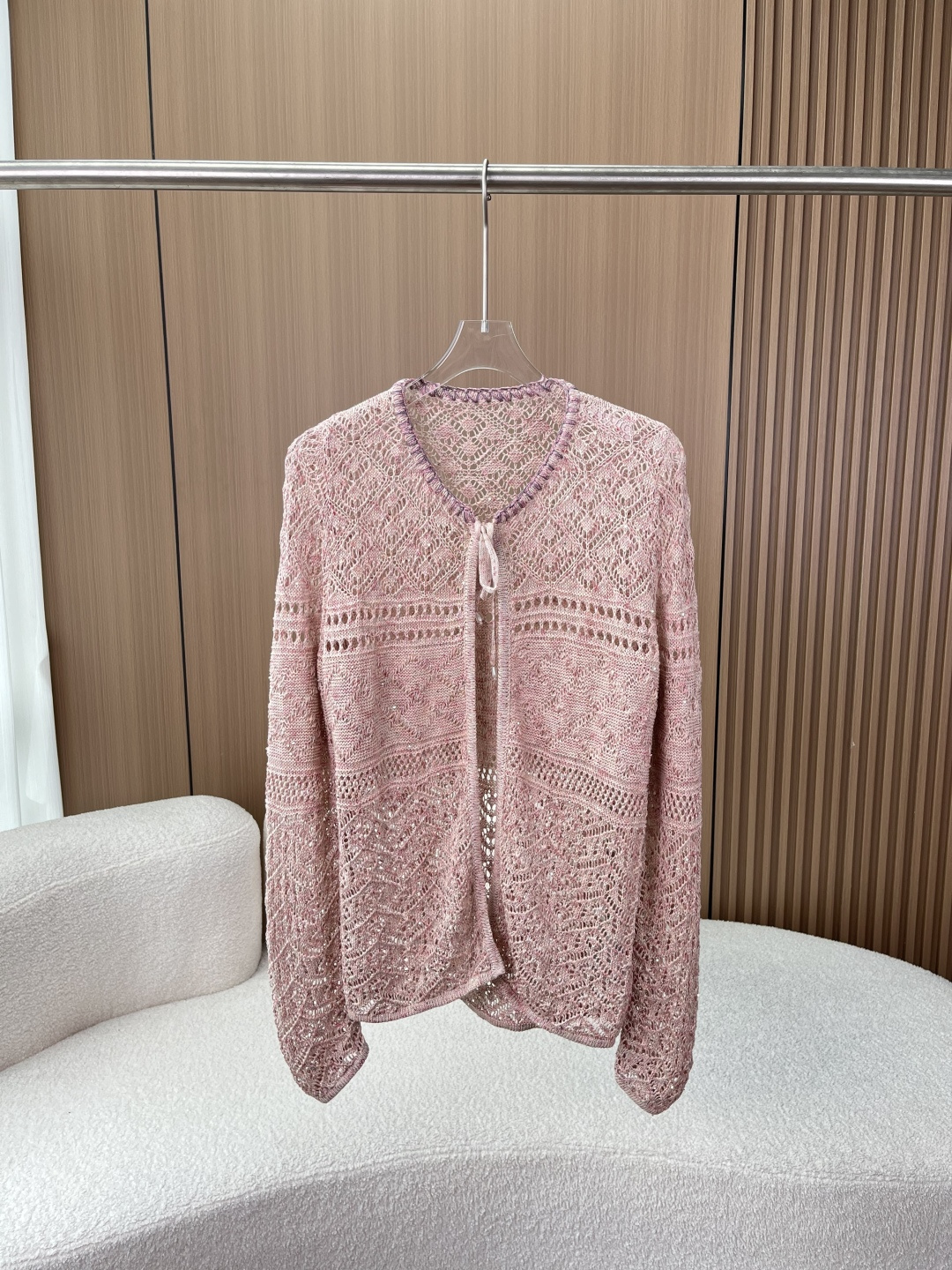 NO:901202,DtotheD's same style Herbalife linen sequined yarn out of stock king yarn segment dyed floral yarn linen blend sun protection blouse size S-M-L weight 217G yarn 61 cotton linen + 5 nylon + 4 sequins The cardigan has up to five hollow patterns, and the version is very tolerant. The hollow details of the short-sleeved neckline are quite distinctive, and the three-dimensional floating cable twist is the highlight.  Select high-quality BCI-certified space-dyed floral yarns, inspired by post-modernist decorative art design, and use different-color gradient yarns to create rich and soft color levels. The natural cotton and linen base has excellent breathability, the upper body is light and refreshing, and it does not make you sweaty in spring and summer. The unique segment-dying process allows the colors to change smoothly and gradually, as warm and warm as the sunset. The color development is natural and high-end, and both yellow and black skins can be translucent without being picky about skin color.  The yarn is inlaid with silver beads and matched with metal-coated fibers. The shimmer is looming under the light and shadow. It is low-key and luxurious with its own atmosphere, gentle and fashionable., T-shirt,19860909DtotheD同款 康宝莱亚麻珠片纱断货王纱线 段染花纱亚麻混纺防晒罩衫 尺寸S-M-L克重217G 纱线61棉亚麻+5尼龙+4珠片 开衫多达五种镂空花型,版型包容性强.短袖领口的镂空细节比较有特色,立体的浮线绞花是亮点. 甄选高品质BCI认证段染花纱,取材后现代主义装饰艺术设计灵感,异色渐变花纱打造丰富柔和色彩层次 天然棉麻基底自带优越透气力,上身轻盈清爽,春夏防晒不闷汗；独特段染工艺让色彩流畅渐变,如同晚霞般温润暖调,显色自然高级,黄皮、黑皮都能衬得透亮,完全不挑肤色 纱线内镶嵌银色珠片,搭配金属镀膜纤维,光影下细碎微光若隐若现,低调轻奢自带氛围感,温柔又时髦,,T-shirt,,Women's clothing