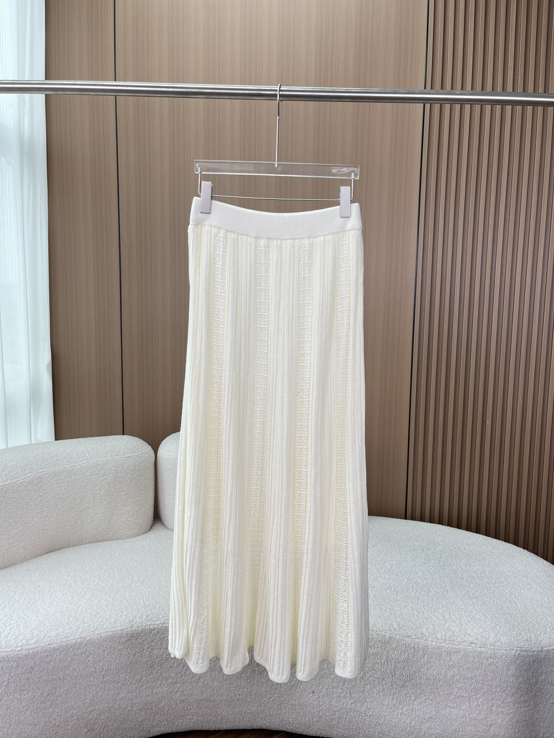 NO:901193,DtotheD skirt, Lyocell Tencel texture, versatile skirt, color off-white, size S-M-L, fabric Lyocell Tencel, weight 542.8G  This product selects high-purity Lyocell Tencel yarn. The high proportion of natural Tencel makes the fabric have excellent breathability and moisture removal and is soft and skin-friendly. The pure Tencel material further enhances the light drape and soft stiffness of the fabric, with its own natural delicate texture and cool and smooth touch. The skirt is rich in soft muscles and layers, bringing a cool and refreshing wearing experience exclusive to spring and summer.  The pure combination of a single high-quality natural fiber takes into account the ultimate comfort and durability. The upper body has a low-key, relaxed, gentle and natural temperament. DesignInfo/Design Highlights Vertical three-dimensional texture weaving method enriches the detailed texture of the skirt, and the vertical lines visually naturally lengthen the proportion of the lower body, making it appear taller and slimmer.  Slight A-line drape skirt style, high-elastic elastic waistband, and naturally spread hem, allowing you to move around without a sense of restraint. It can modify your body shape and be versatile for daily wear.,,skirts,19860909DtotheD半身裙 莱赛尔天丝肌理气质百搭半身长裙 颜色米白色 尺寸S-M-L 面料莱赛尔天丝,克重542.8G 本产品甄选高纯度莱赛尔天丝纱线,高占比天然天丝使织物具备优异的透气排湿性与软糯亲肤舒适度.纯天丝材质进一步拉满面料的轻盈垂坠感与柔和挺括度,自带天然细腻肌理与冰爽顺滑触感,裙身富有柔和筋骨与层次感,带来春夏专属的凉感清爽穿着体验. 单一高品质天然纤维的纯粹搭配,兼顾极致舒适度与耐穿实穿性,上身自带低调松弛、温柔自然的自在气质. DesignInfo/设计亮点 竖向立体肌理织法,丰富裙身细节纹理,纵向纹路视觉上自然拉长下半身比例,显高显瘦. 微A字垂感半裙版型,高弹松紧腰头,下摆自然散开,走动无束缚感,兼顾修饰身形与日常百搭实穿度.,,skirts,,Women's clothing