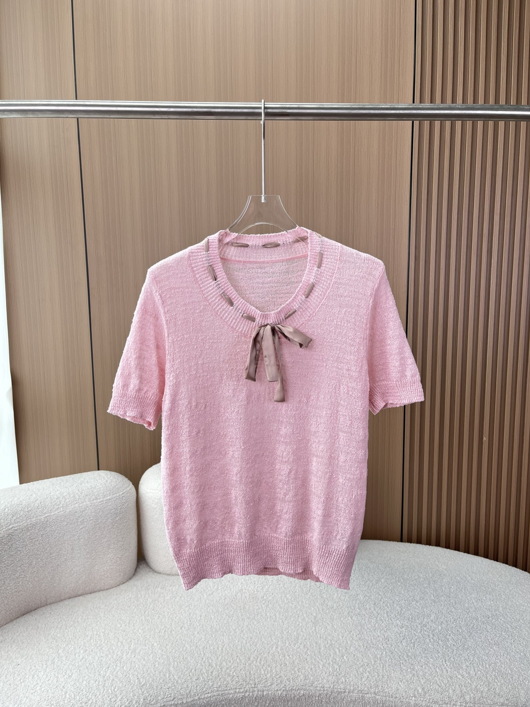 NO:901183,Dtothed | Temperament & miu princess style Gentle ribbon cotton viscose texture knitted short sleeves Size S-M-L Color pink Fabric 55 cotton + 45 viscose, weight 125.4G  Weaved with soft blended yarn, the special spinning process and yarn structure design give the knitted fabric a rich and three-dimensional surface texture. The yarn is made from a blend of cotton and viscose fiber, which is both soft and skin-friendly and has good fluffy air permeability. The special fancy structure makes the yarn appear natural after weaving.  The sfumato-like layering is full of delicate and irregular texture changes, as if air and light are woven into the fabric. The overall vision is light and soft, with a hazy cloudy feel and slightly undulating texture. It is comfortable and practical for daily wear, while adding full layers and delicate details to the sweater.  DesignInfo/Design Highlights Fitted and neat shape, soft round neckline modifies the neck line, suitable for daily wear alone or layered inside. The neckline is equipped with a ribbon interspersed design, which can be freely tied with a bow. It has a gentle and sweet French atmosphere, simple and not monotonous,,miumiu,T-shirt,19860909Dtothed|气质&miu系公主风 温柔飘带棉粘肌理针织短袖 尺寸S-M-L 颜色粉色 面料55棉+45粘纤,克重125.4G 采用柔和混纺纱线织造,通过特殊纺纱工艺与纱线结构设计,赋予针织丰富而立体的表面肌理.纱线由棉与粘纤混纺而成,兼具软糯亲肤与良好的蓬松透气度.特殊花式结构使纱线织造后呈现自然晕染般的层次感,布满细腻不规则纹理变化,仿佛将空气与光线一同织入面料.整体视觉轻透柔和,自带朦胧云雾感与微微起伏的肌理,兼顾日常舒适实穿,同时给针织衫增添饱满层次与细腻细节. DesignInfo/设计亮点 合身利落版型,柔和小圆领修饰脖颈线条,日常单穿、内搭叠穿都适配百搭 领口搭配缎带穿插设计,可自由系出蝴蝶结,自带法式温柔甜美的氛围感,简约不单调,,miumiu,T-shirt,,Women's clothing