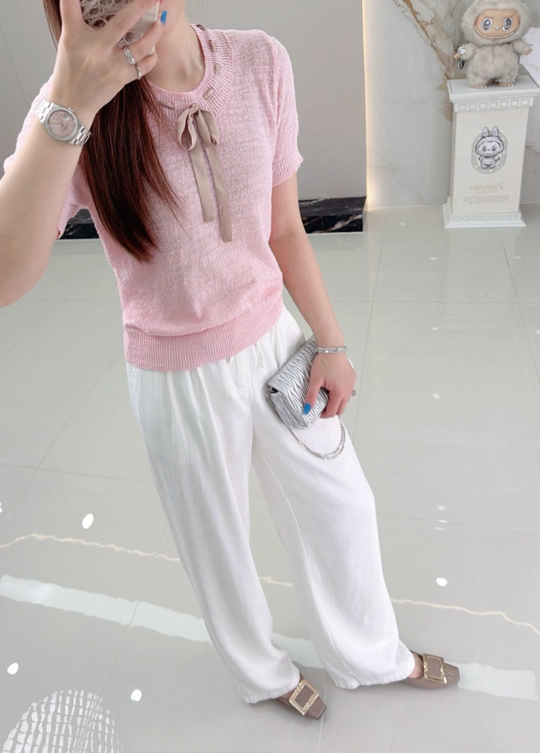 NO:901188,It fits neatly and has a soft round neck to modify the neck line. It is suitable for daily wear alone or layered. The neckline is equipped with a ribbon interspersed design, which can be freely tied with a bow. It has a gentle and sweet French atmosphere, which is simple and not monotonous.19860909合身利落版型,柔和小圆领修饰脖颈线条,日常单穿、内搭叠穿都适配百搭 领口搭配缎带穿插设计,可自由系出蝴蝶结,自带法式温柔甜美的氛围感,简约不单调,,,Women's clothing