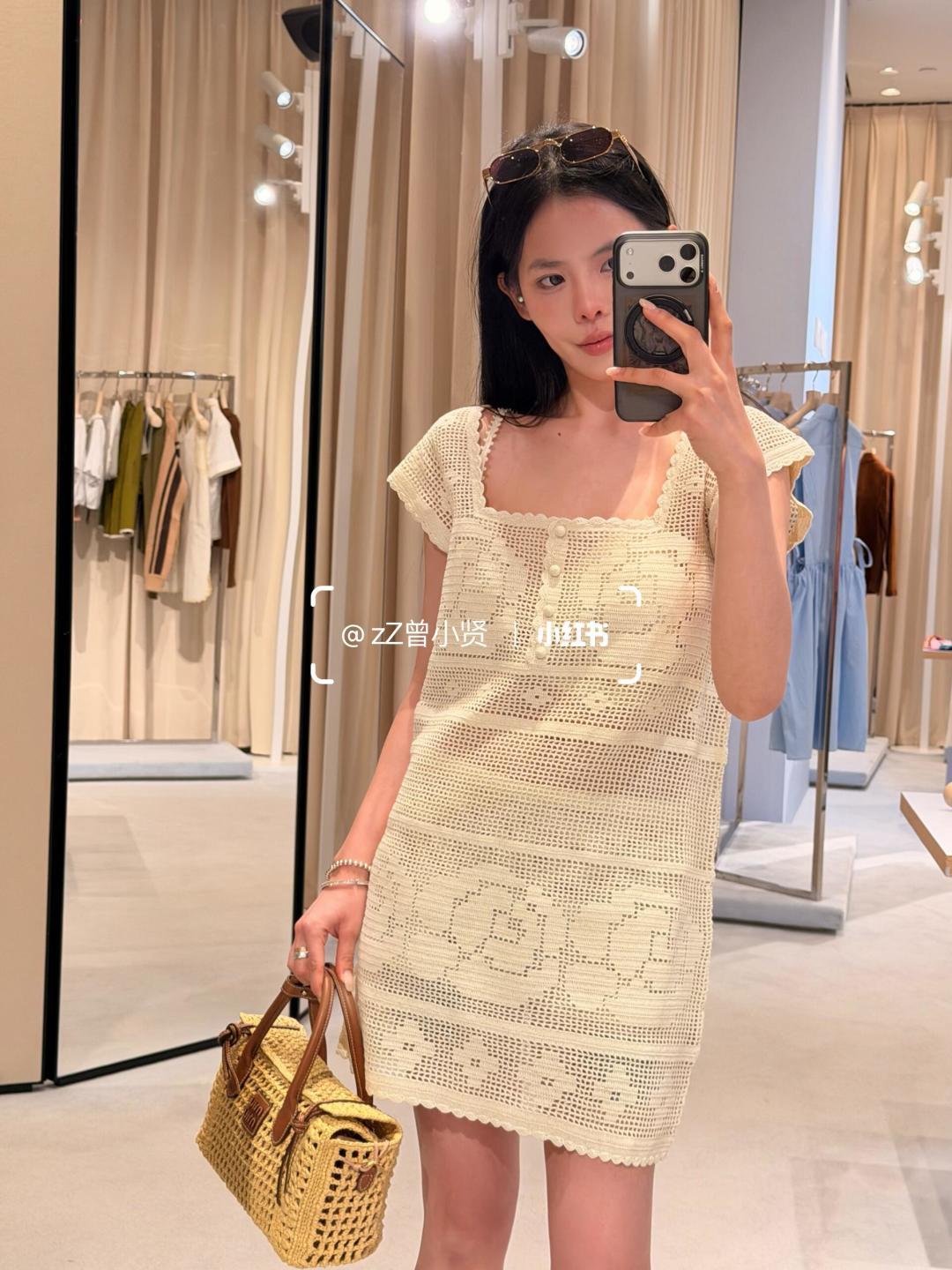 NO:909654,Miu white hollow crochet knitted tank top dress is made of fine knitted fabrics and has a Japanese unprinted design, which is simple and detailed. The loose fit + sleeveless cut are super comfortable to wear in spring and summer, and the hollow crochet pattern is full of layers. Layer a shirt or T-shirt to easily create a literary and artistic atmosphere, and can be worn for commuting, vacation, and daily life. The slit design of the skirt makes it easier to move, and the overall lightness and breathability make it a versatile and practical wardrobe essential! ,,miumiu,skirts,shirts,tees,t-shirt,19860909Miu白色镂空钩花针织背心裙 采用细腻针织面料,日系无印风设计,简约又有细节感.宽鬆版型+无袖剪裁,春夏穿超舒适,镂空钩花图案层次感满满.叠穿衬衫或T恤,轻松打造文艺森系氛围,通勤、度假、日常都能穿.裙摆开衩设计,活动更方便,整体轻盈透气,是百搭实用的衣橱必备单品！,,miumiu,skirts,shirts,tees，t-shirt,,Women's clothing