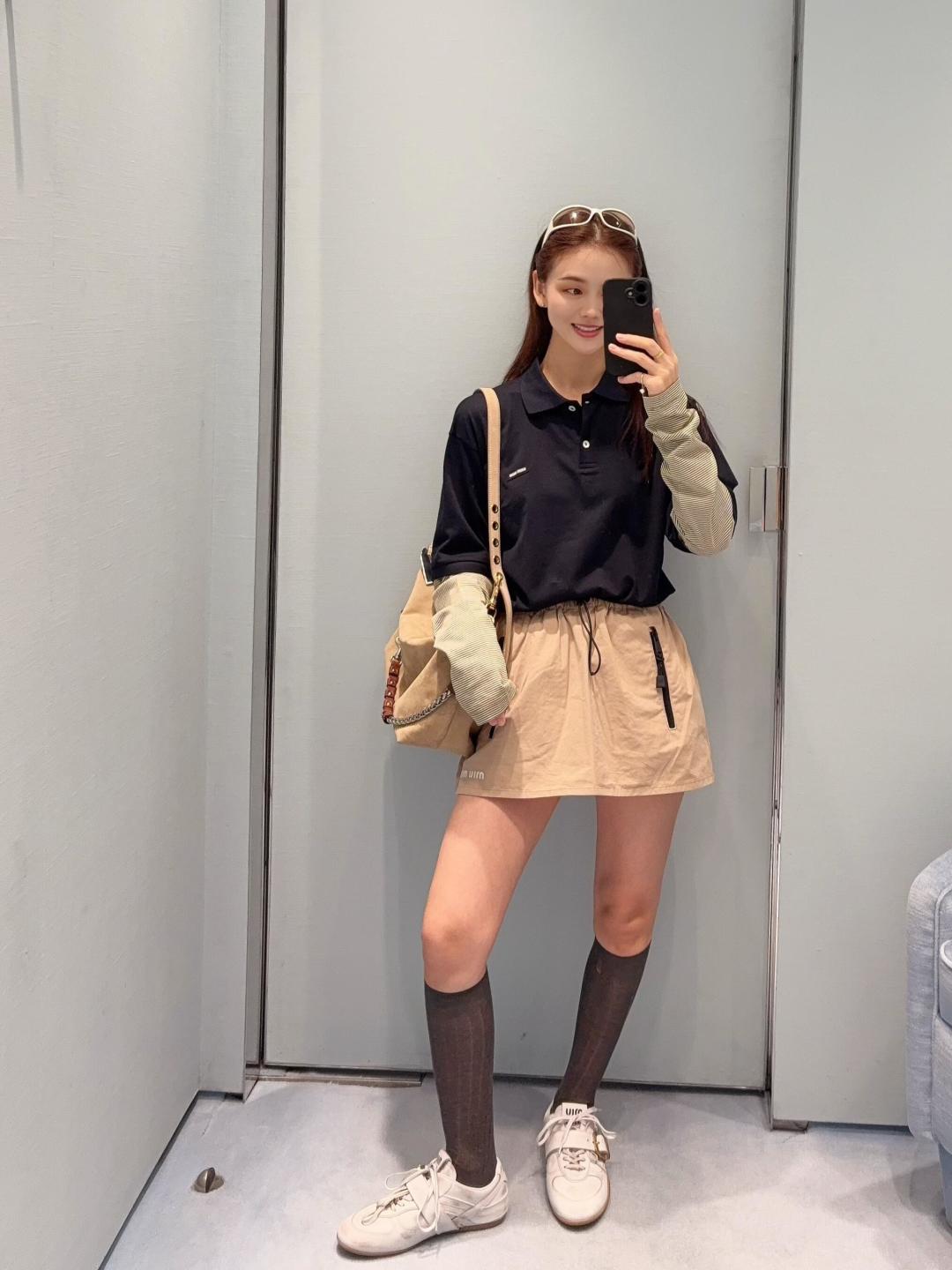 NO:925858,Miu's fake two-piece Polo shirt, navy short-sleeved + beige pinstriped long-sleeved, has a full sense of layering and a great layering effect!  The cotton fabric is soft and breathable, comfortable to wear, suitable for daily commuting or leisure. The small logo on the chest is low-key and recognizable, full of youthful feeling, and can be easily controlled with yellow leather, white and versatile. Pair it with short skirts, jeans or sneakers, and you can easily get a sweet cool or casual style!  ,,miumiu,sneakers,skirts,jeans,T-shirt,19860909Miu 假两件Polo衫藏青色短袖+米色细条纹长袖拼接,层次感满满,叠穿效果超赞！棉质面料柔软透气,穿着舒适,日常通勤或休闲都OK.胸前小Logo低调有辨识度,少年感十足,黄皮也能轻松驾驭,显白又百搭.搭配短裙、牛仔裤或运动鞋,轻松get甜酷or休闲风！,,miumiu,sneakers,skirts,jeans,T-shirt,,Women's clothing