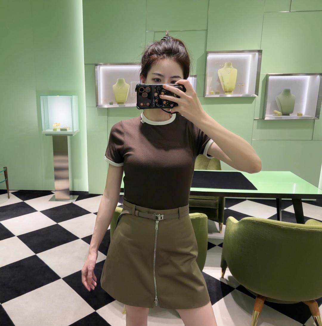 NO:923540,Prad* contrasting ribbed short-sleeved T-shirt, dark brown main color + white round neck and cuffs, simple and recognizable. The ribbed knitted fabric has good elasticity, fits the body shape, is comfortable and slim to wear ~ it can be easily used for daily commuting and leisure, and it is OK to wear alone or layered with it!  Classic round neck design, full of details, and the brand label is super textured. It is a must-have and versatile item for the spring and summer wardrobe, prada, T-shirt, tees, t-shirt,19860909Prad*撞色罗纹短袖T恤 深棕主色+白色圆领和袖口,简约又有辨识度.罗纹针织面料弹性好,贴合身形,穿着舒适又显瘦～日常通勤、休闲都能轻松驾驭,单穿或内搭都很OK！经典圆领设计,细节满分,品牌标签超有质感,是春夏衣橱必备百搭单品,,prada,T-shirt,tees，t-shirt,,Women's clothing