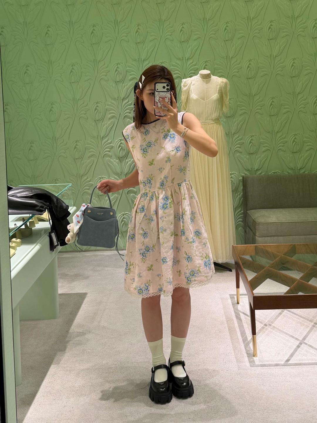 NO:927651,Prad* 2026 Spring and Summer Series Blue Floral Linen Dress is made of breathable linen fabric, super comfortable to wear in summer!  Light foundation color with blue and green florals, fresh and retro, full of French atmosphere. Sleeveless round neck + black hemming, exquisite details, waist A-line skirt to show off your figure, and super layered lace skirt ~ It can be easily worn whether it is daily life, afternoon tea or vacation, elegant and casual, it is a must-have item in the summer wardrobe!  ,,prada,skirts,19860909Prad* 2026春夏系列蓝花亚麻连衣裙 采用透气亚麻面料,夏天穿超舒服！浅粉底色配蓝绿碎花,清新又复古,法式氛围感满满.无袖圆领+黑色包边,细节精致,收腰A字裙摆显身材,裙摆蕾丝边超有层次感～无论日常、下午茶还是度假都能轻松驾驭,优雅又随性,是夏日衣橱必备单品！,,prada,skirts,,Women's clothing