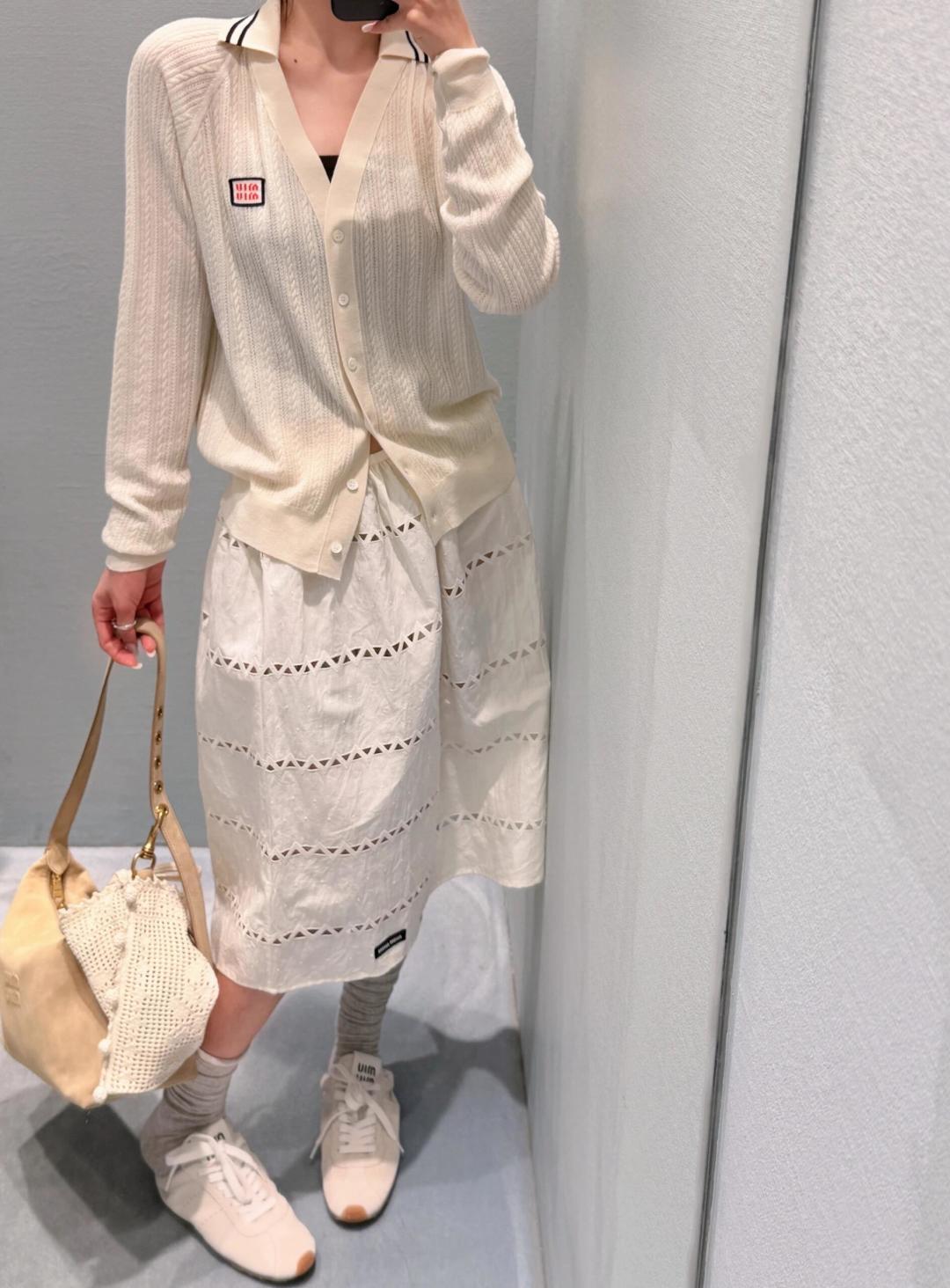 NO:928876,Miu cable knit cardigan is made of soft cashmere, low saturation milk white and super gentle, vertical stripe texture + lapel V-neck design, full of college style!  The brand embroidered badge on the left chest is very recognizable, and you must pay attention to details. It is OK to wear alone in spring and summer, or layered in early autumn, and can be easily used for commuting and dating. It is retro and fashionable, and it is easy to achieve a mature and girly look~,,miumiu,19860909Miu 绞花针织开衫 选用柔软羊绒,低饱和奶白色超温柔,竖条纹肌理+翻领V口设计,学院风满满！左胸品牌刺绣徽章超有辨识度,细节控必入.春夏单穿、初秋叠穿都OK,通勤约会都能轻松驾驭,复古又时髦,轻熟少女感轻松拿捏～,,miumiu,,Women's clothing