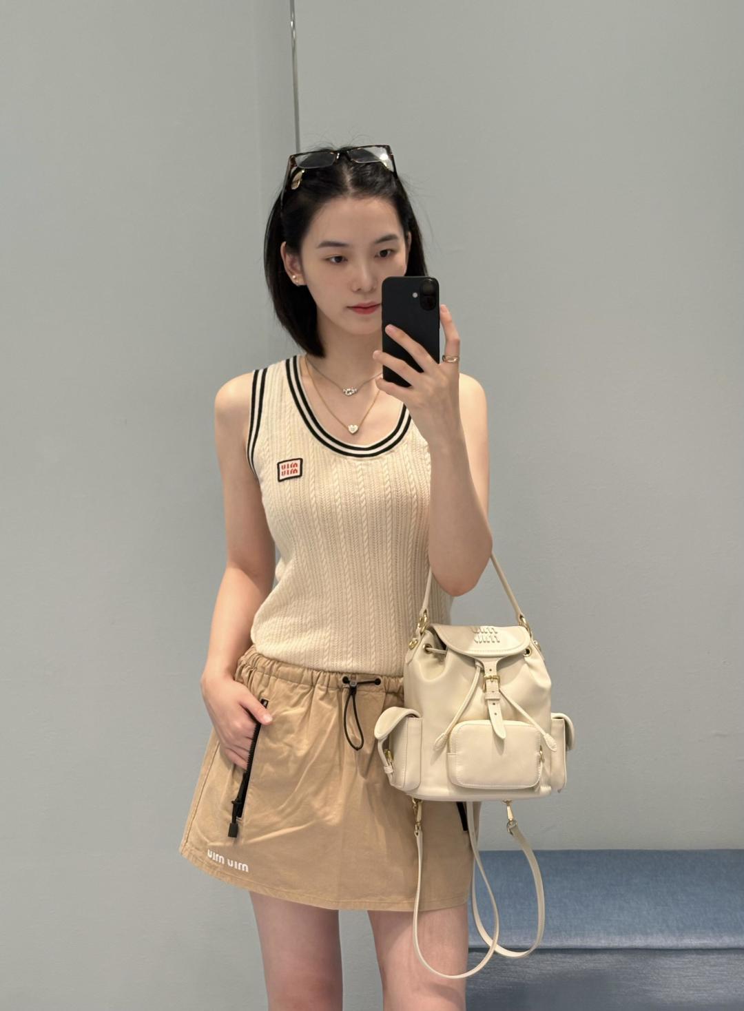 NO:928857,Miu hemp pattern knitted vest is off-white vertical knitted fabric, soft and breathable, perfect for wearing alone in spring and summer or layered in early autumn!  U-shaped neckline + black and white contrasting stripes, full of college style, and the small square mark on the chest is very recognizable. The slim fit can easily highlight the body curve. Paired with a pleated skirt and loafers, you can easily choose between youthful energy or mature girly style ~ It is suitable for daily commuting, dating, and campus wear, practical and fashionable!  ,,miumiu,loafers,skirts,19860909Miu麻花纹针织背心 米白色竖纹针织,柔软透气,春夏单穿或初秋叠穿都很OK！U型领口+黑白撞色条纹,学院风满满,胸前小方标超有辨识度.修身版型,轻松凸显身材曲线,搭配百褶裙、乐福鞋,青春元气or轻熟少女风都能轻松拿捏～日常通勤、约会、校园穿搭都很适合,实用又时髦！,,miumiu,loafers,skirts,,Women's clothing
