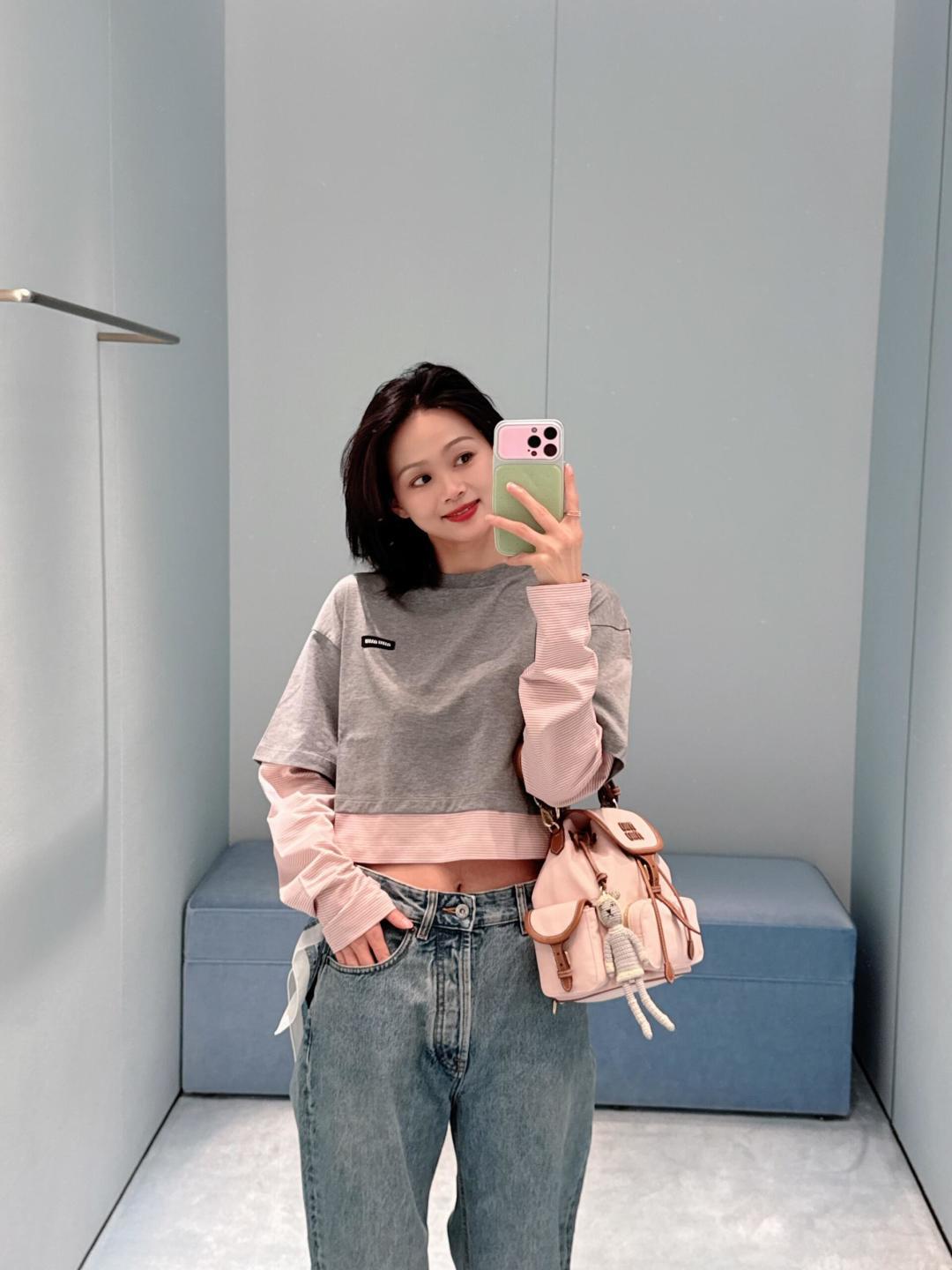 NO:928937,Miu stitched fake two-piece T-shirt, gray plain + pink striped contrasting design, full of layers!  The short version shows off your waistline. Pair it with high-waisted pants or skirts to easily get a good proportion. The fabric is soft and skin-friendly, washable and not prone to pilling. It is OK for daily commuting and leisure. The brand logo on the chest is very recognizable. It has a college style + girly feel. It is practical and fashionable and can be worn easily to create a sense of atmosphere. Miumiu, skirts, tees, t-shirt,19860909Miu 拼接假两件T恤 灰色平纹+粉色条纹撞色设计,层次感满满！短款版型超显腰线,搭配高腰裤或裙子,轻松get好比例.面料柔软亲肤,耐洗不易起球,日常通勤、休闲都OK～胸前品牌标识超有辨识度,学院风+少女感,实用又时髦,轻松穿出氛围感,,miumiu,skirts,tees，t-shirt,,Women's clothing