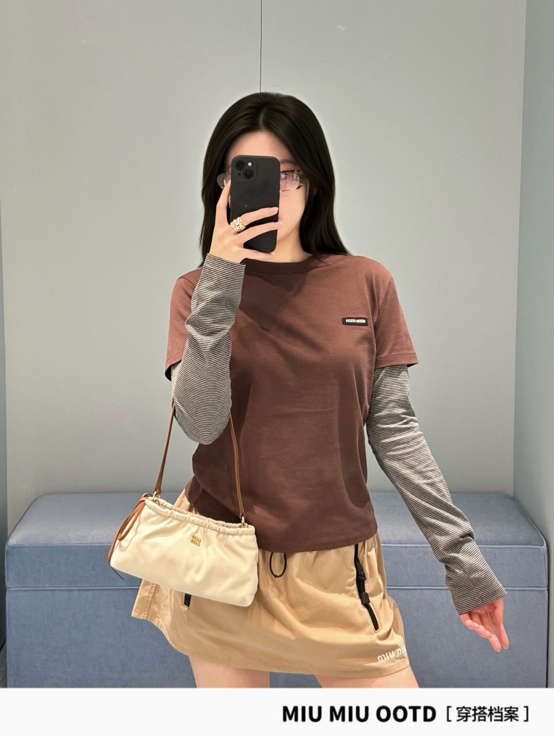 NO:930414,Miu fake two-piece long-sleeved T-shirt, retro coffee color + gray stripe stitching, full of layering!  160g cotton fabric, soft and comfortable, very suitable for autumn and winter. The fake two-piece design is full of layering. Pair it with a pleated skirt or casual pants, and you can easily get a lazy sweet girl style. The brand logo on the chest and exquisite details can be easily used for daily commuting and leisure. It is a must-have item for Maillard colors, miumiu, skirts, tees, t-shirts,19860909Miu 假两件长袖T恤 复古咖色+灰条纹拼接,层次感满满！160g棉质面料,柔软舒适,秋冬穿超合适.假两件设计叠穿感十足,搭配百褶裙或休闲裤,轻松get慵懒甜妹风.胸前品牌标识,细节精致,日常通勤、休闲都能轻松驾驭,是美拉德色系穿搭必备单品,,miumiu,skirts,tees，t-shirt,,Women's clothing