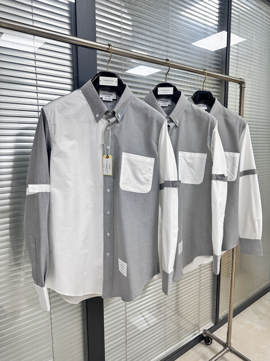 NO:783537,Shirt | Armband color-blocked long-sleeved shirt. Gray and white combination, simple low-saturated gray color is more attractive and tasteful. Customized pure cotton Oxford fabric, unisex size 1.2.3.4, Thom Browne-clothing,thom browne,shirts,19860909衬衫｜袖标拼色长袖衬衫 灰白搭配,简约低饱和灰色系更耐看有品味 定制纯棉牛津纺面料, 男女同款Size1.2.3.4,汤姆布朗-服装,thom browne,shirts,,Women's clothing