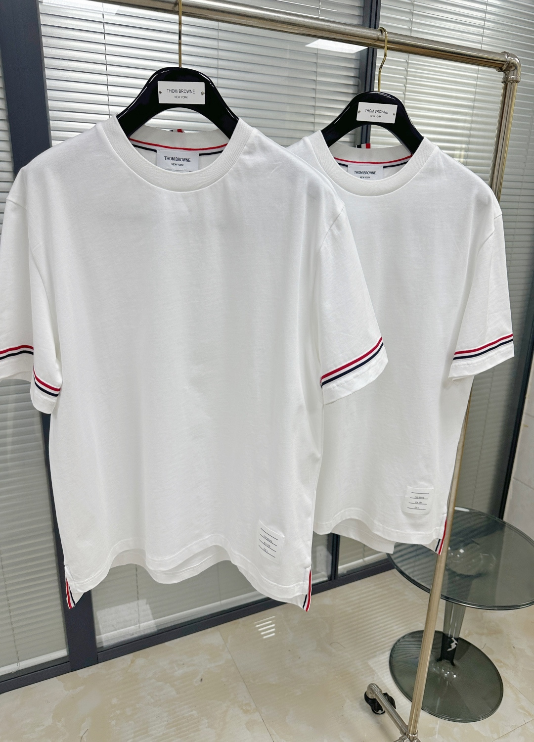 톰브라운 3 색 카라 스트라이프 반팔 티셔츠 상세 이미지 4