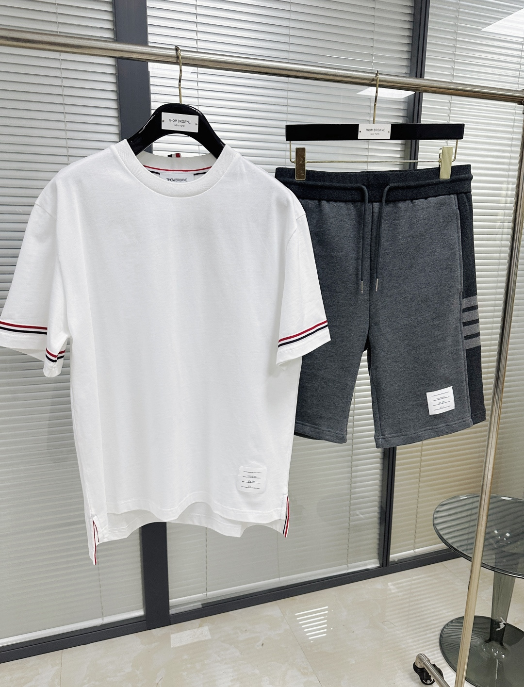 톰브라운 3 색 카라 스트라이프 반팔 티셔츠 상세 이미지 2