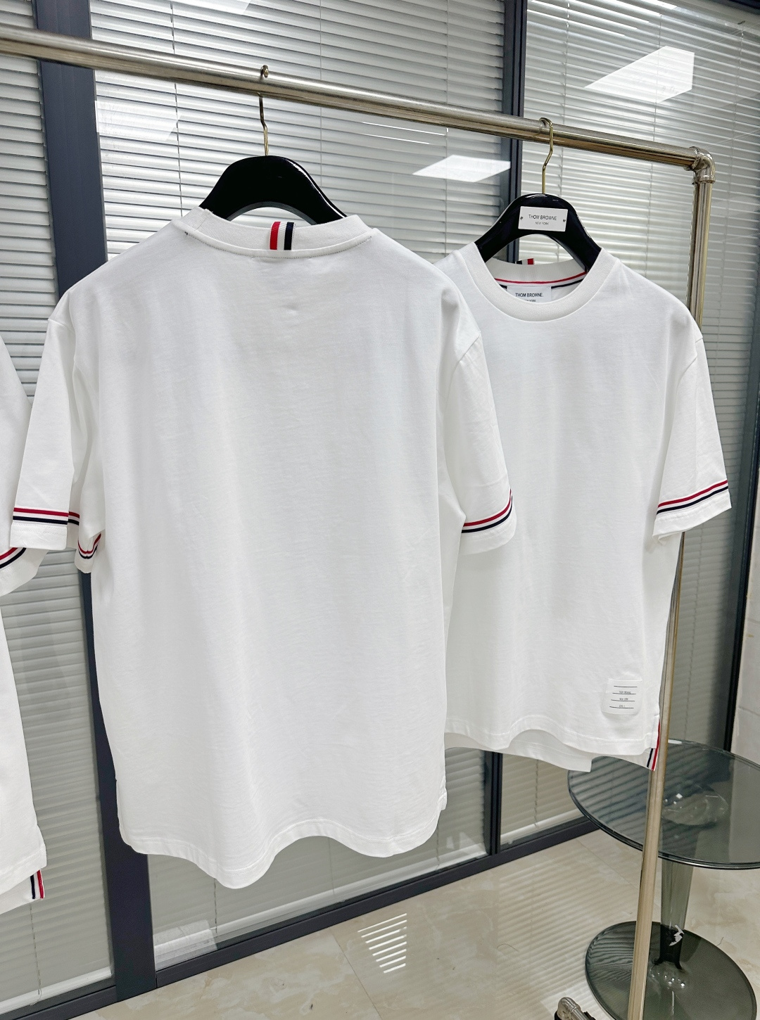 톰브라운 3 색 카라 스트라이프 반팔 티셔츠 상세 이미지 5