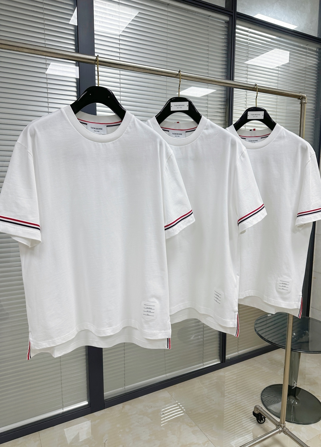 톰브라운 3 색 카라 스트라이프 반팔 티셔츠 상세 이미지 6