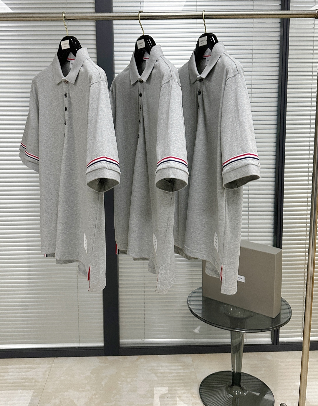 톰브라운 남성 TB 더블 소매 스트라이프 반팔 폴로 티셔츠 50618 이미지 6