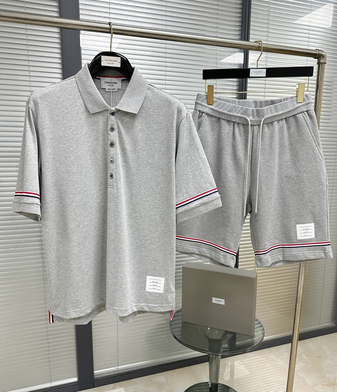 톰브라운 남성 TB 더블 소매 스트라이프 반팔 폴로 티셔츠 50618 이미지 2
