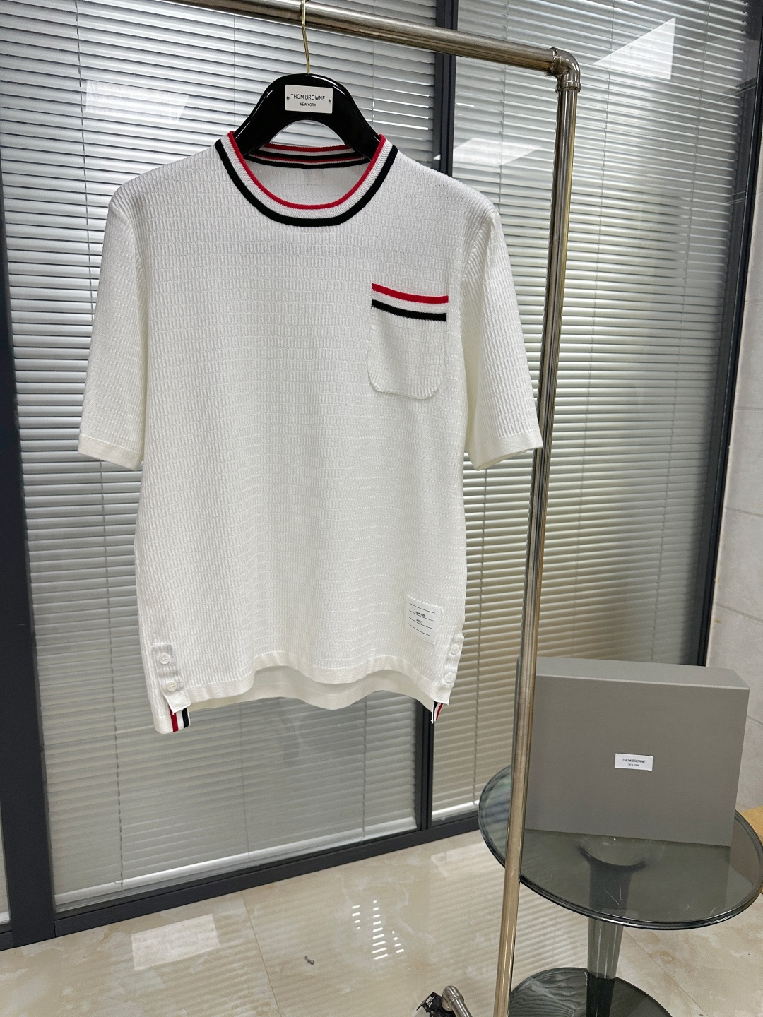 NO:783349,Tee | Different color collar pit strips knitted round neck short-sleeved T-shirt TB25SS new product Flat special-shaped pit strips Classic short front and long back version Ice silk fabric Breathable and soft Hem shell buttons 2.5 zigzag webbing decoration Size1.2.3.4 Color White Gray Navy, Thom Browne-clothing,thom browne,T-shirt,tees,t-shirt,19860909Tee｜异色领坑条针织圆领短袖T恤 TB25SS新品 平整异型坑条 经典前短后长版型 冰丝面料 透气软糯 下摆贝壳纽扣 2.5锯齿织带装饰 Size1.2.3.4 颜色 白色 灰色 藏青,汤姆布朗-服装,thom browne,T-shirt,tees，t-shirt,,Women's clothing