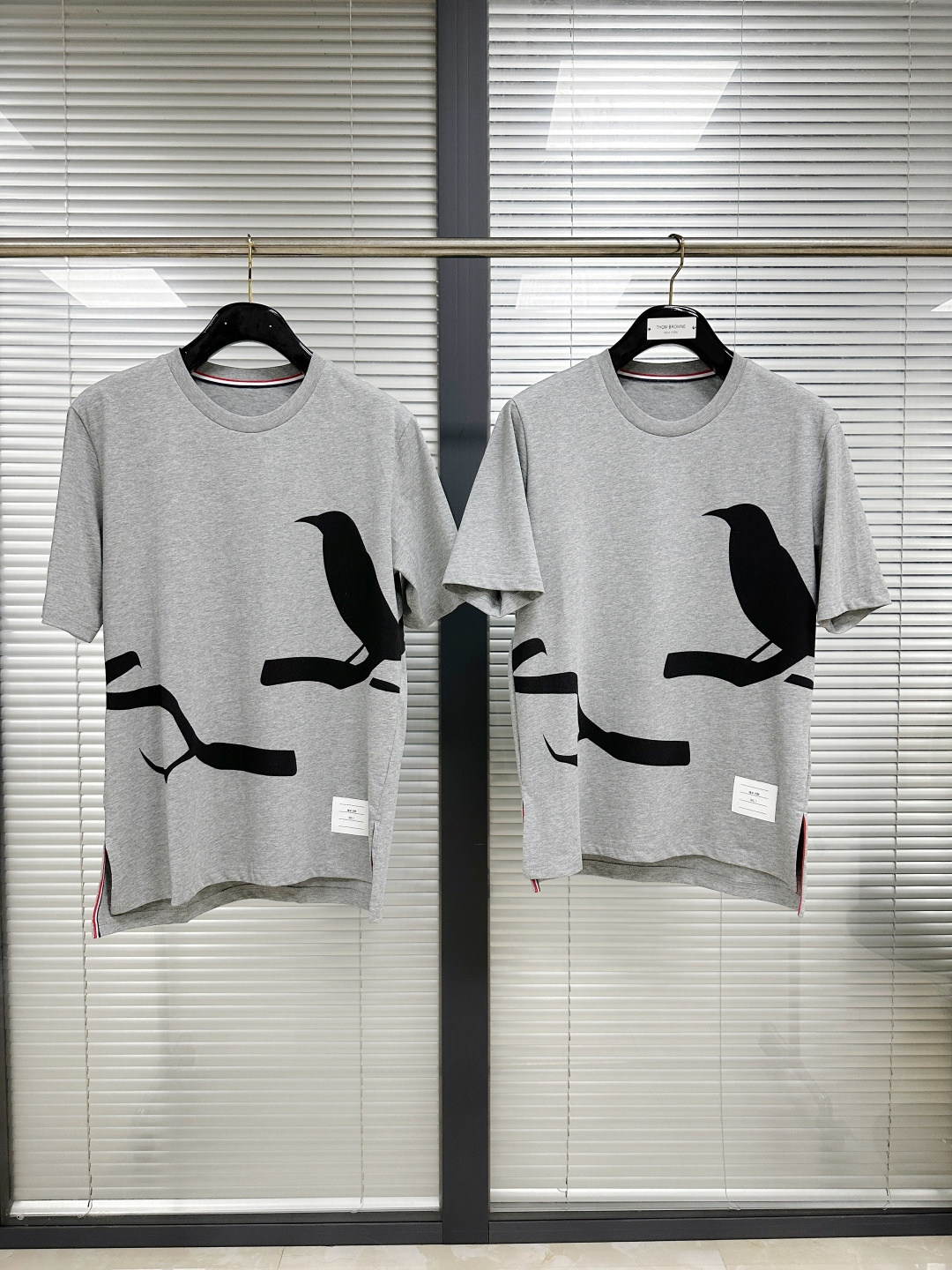 NO:783357,Tee｜Bird short-sleeved T-shirt TB25SS Graffiti series short-sleeved, black and white gray combination, simple, low-key and outstanding, loose version, Size 1.2.3.4, Thom Browne-clothing,thom browne,T-shirt,tees,t-shirt,19860909Tee｜小鸟短袖T恤 TB25SS 涂鸦系列短袖 黑白灰的搭配 简单低调又出彩 版型宽松Size1.2.3.4,汤姆布朗-服装,thom browne,T-shirt,tees，t-shirt,,Women's clothing