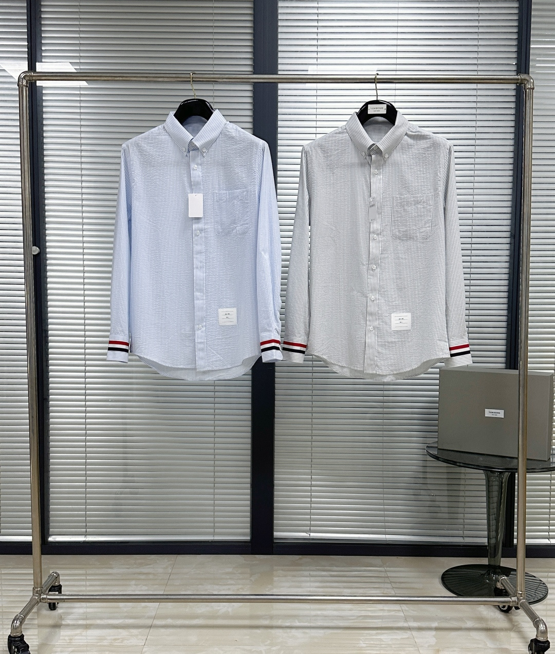 NO:783431,Shirt｜Seersucker striped long-sleeved shirt TB thin seersucker that can be used in all seasons. Cuffs are decorated with webbing splicing. Simple and elegant. Transparent small buttons. Suitable for business and leisure. Size1.2.3.4, Thom Browne-clothing,thom browne,shirts,19860909衬衫｜泡泡纱条纹长袖衬衫 TB四季皆可的薄款泡泡纱 袖口织带拼接装饰 简约大气 透明小纽扣 商务 休闲万般搭配皆ok Size1.2.3.4,汤姆布朗-服装,thom browne,shirts,,Women's clothing