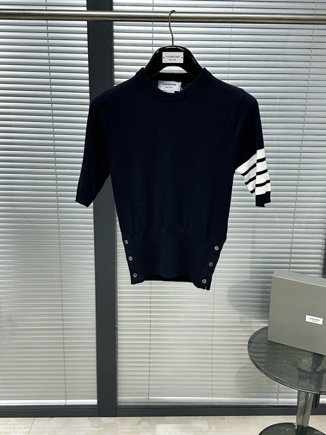 NO:783298,Limited to the Year of the Horse｜Pony round neck wool short sleeves on the back. The relaxed feel of the collegiate style. The short sleeves with pony graphics perfectly combine the sophistication of the academic style with the relaxed feeling of everyday life. The delicate jacquard craftsmanship makes the whole thing more retro and childlike. The four stripes on the left arm are the iconic recognition, with a sense of ritual exclusive to the brand in a low-key manner. Size0.1.2, Thom Brown-Clothing, Thom Browne, T-shirt,19860909马年限定｜后背小马圆领羊毛短袖 学院派的松弛感,小马图形短袖,把学院风的精致和日常的松弛感完美揉在了一起细腻的提花工艺让整体多了几分复古童趣. 左臂四道杠是标志性的辨识度,低调中带着品牌专属的仪式感. Size0.1.2,汤姆布朗-服装,thom browne,T-shirt,,Women's clothing