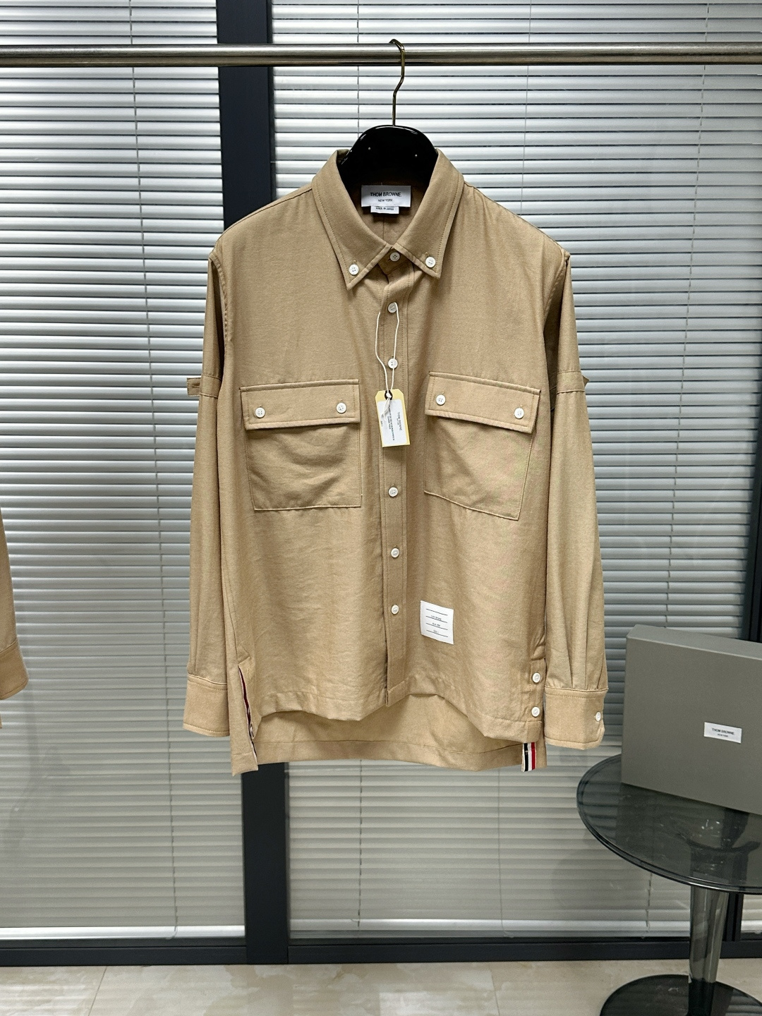 NO:783397,TB work style OS long-sleeved shirt is made of imported pure cotton fabric with real mother-of-pearl white buttons. It belongs to the brand's classic Overshirt (loose work shirt) style. The overall style presents a unique temperament that combines American retro work wear and modern luxury goods.  The design philosophy is based on classic work shirts, injecting minimalist tailoring and iconic brand details. They not only retain the practicality and toughness of work clothes, but also enhance the overall sense of high-end and recognition through exquisite fabrics and unique striped elements. They are suitable for wearers who pursue low-key luxury and unique taste. Size1.2.3.4, Thom Brown-clothing,thom browne,versace,shirts,19860909TB工装风OS长袖衬衫 进口纯棉面料 真贝母白色纽扣 属于该品牌经典的 Overshirt（宽松工装衬衫） 风格,整体呈现出一种融合美式复古工装与现代奢侈品的独特气质. 设计哲学在经典的工装衬衫基础上,注入极简主义的剪裁和标志性的品牌细节.它们既保留了工装的实用性和硬朗感,又通过精致的面料和独特的条纹元素提升了整体的高级感和辨识度,适合追求低调奢华与独特品味的穿着者. Size1.2.3.4,汤姆布朗-服装,thom browne,versace,shirts,,Women's clothing