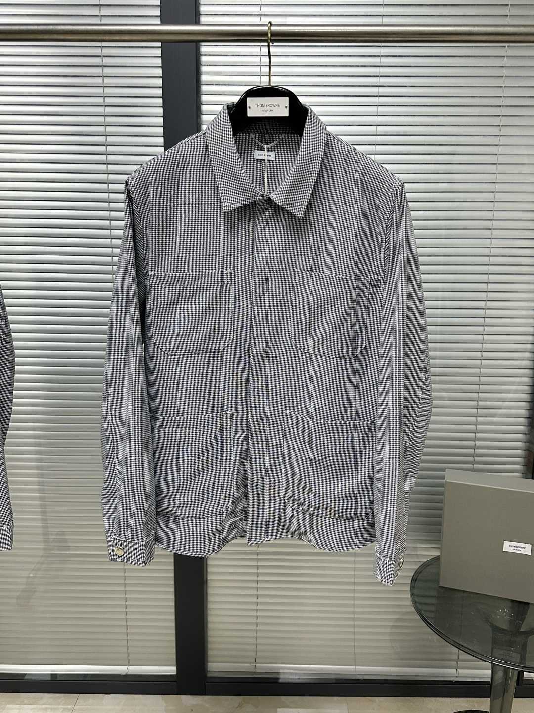 NO:783389,TB houndstooth work jacket 26SS spring and summer thin old-money jacket interprets the old-money calm style of urban gentlemen. High-density houndstooth texture fabric is selected to collide retro and modern. It is thin and soft, and can be worn as a jacket or under a shirt. The loose workwear cut is tolerant of the body shape, free of movement, comfortable and not restrictive. The difficulty of the overall jacket design is obvious to all.  The four-pocket design is practical and stylish, and the details are exquisite to enhance the overall look. Whether paired with trousers or jeans, you can easily create a high-end look. Let the classic houndstooth become the 'universal item' in your wardrobe - wear it with taste, attitude, and your own urban style. Size1.2.3.4, Thom Browne-Clothing,thom browne,jeans,jackets & coats,jackets & coats,19860909TB千鸟格工装夹克 26SS春夏薄款老钱外套 演绎都市绅士的老钱从容格调 甄选高密千鸟格纹理面料,复古与现代碰撞,薄软有度的厚度, 即可外套 又可作为衬衣内搭 宽松工装剪裁,包容身形,活动自如,舒适不束缚.整体外套做法,难度有目可睹、 四口袋设计实用又具造型感,细节考究,提升整体穿搭质感.无论是搭配西裤还是牛仔裤,都能轻松打造高级感造型. 让经典千鸟格,成为你衣橱里的“万能单品”——穿出品位,穿出态度,穿出属于你的都市风尚. Size1.2.3.4,汤姆布朗-服装,thom browne,jeans,jackets & coats,jackets & coats,,Women's clothing