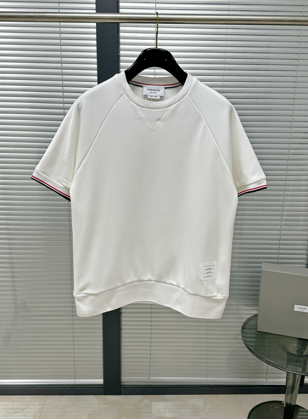 NO:783341,TB Sleeve Woven Piqué Short Sleeve T-shirt Iconic minimalist aesthetics and exquisite tailoring. The loose silhouette is paired with a dropped shoulder design, and the V-shaped splicing design on the front chest cleverly modifies the lines and enhances the overall level. The double-layer ribbed edge at the hem is neat and stylish, and is not easy to deform. The fabric is made of high-count piqué cotton, which is soft and skin-friendly, breathable and comfortable, and suitable for all seasons. It can be easily controlled whether it is daily commuting, weekend outings, or light sports occasions. Wearing it is not to follow the trend, but to define your style.  Size1.2.3.4,thom browne-clothing,thom browne,T-shirt,tees,t-shirt,19860909TB袖织珠地短袖T恤 标志性的极简美学与精致剪裁.宽松廓形搭配落肩设计,前胸V型拼接设计,巧妙修饰线条,提升整体层次；下摆双层罗纹收边,利落有型,不易变形； 面料选用高支珠地棉面料,触感柔软亲肤,透气舒适,四季皆宜,无论是日常通勤、周末出街,还是轻运动场合,都能轻松驾驭.穿上它,不是追随潮流,而是定义风格. Size1.2.3.4,汤姆布朗-服装,thom browne,T-shirt,tees，t-shirt,,Women's clothing