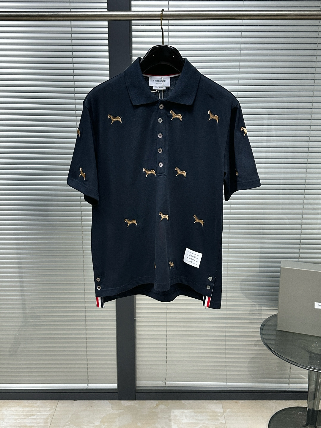 NO:783277,TB26ss pony embroidered polo, limited to the Year of the Horse. Embroidered pony short-sleeved polo shirt. The classic design of short front and long back heightens the body proportions. All-over embroidery pattern is matched with classic plain fabric. Exquisite and high-end. Size1.2.3.4, Thom Browne-Clothing, Thom Browne, T-shirt,19860909TB26ss小马刺绣polo 马年限定 刺绣小马短袖polo衫 前短后长的经典设计拉高身材比例 满身刺绣图案搭配经典平纹面料 精致有高级 Size1.2.3.4,汤姆布朗-服装,thom browne,T-shirt,,Women's clothing