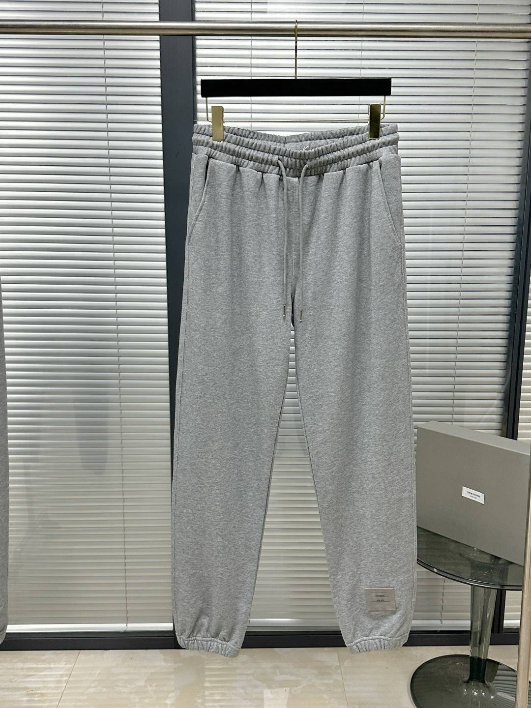 NO:783404,TB26SS leather label simple sweatpants boyish ceiling set is here!  !  Calm and versatile, it is a visual slimming tool. The elastic waistband + drawstring design is comfortable and does not restrict the waist. The straight version with loose leg cuffs is matched with leather labeling. The details are controlled with ecstasy. The drapey fabric makes it windy when walking without clinging to the legs!  !  Size1.2.3.4,thom browne-clothing,thom browne,19860909TB26SS皮标简约卫裤 少年感天花板套装来噜！！沉稳百搭,视觉显瘦神器 松紧腰头+抽绳设计,舒适不勒腰 宽松束脚收口直筒版型 搭配皮质贴标,细节控狂喜,垂坠感面料,走路带风不贴腿！！ Size1.2.3.4,汤姆布朗-服装,thom browne,,Women's clothing