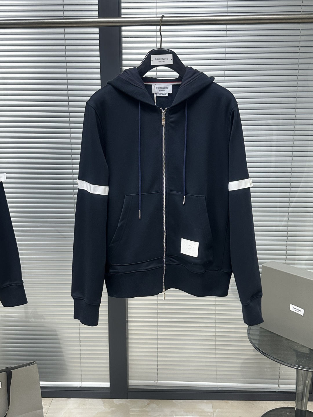 NO:783458,TB26SS simple leather label hooded jacket, classic zipper hooded jacket style, soft yet crisp pure cotton fabric, cut-edge custom-woven threads, great for hiding fat, making you look slimmer and taller!  !  Sleeve webbing decoration, whole body mother-of-pearl buttons, logo zipper, Size1.2.3.4, Thom Browne-clothing,thom browne,jackets & coats,hats,19860909TB26SS简约皮标连帽外套 经典拉链连帽外套版型 zp一致软乎乎啊但挺括的纯棉面料 砍边定织螺纹 极能藏肉,显瘦拉高身材！！袖织带装饰 全身贝母纽扣 logo拉链 Size1.2.3.4,汤姆布朗-服装,thom browne,jackets & coats,hats,,Women's clothing
