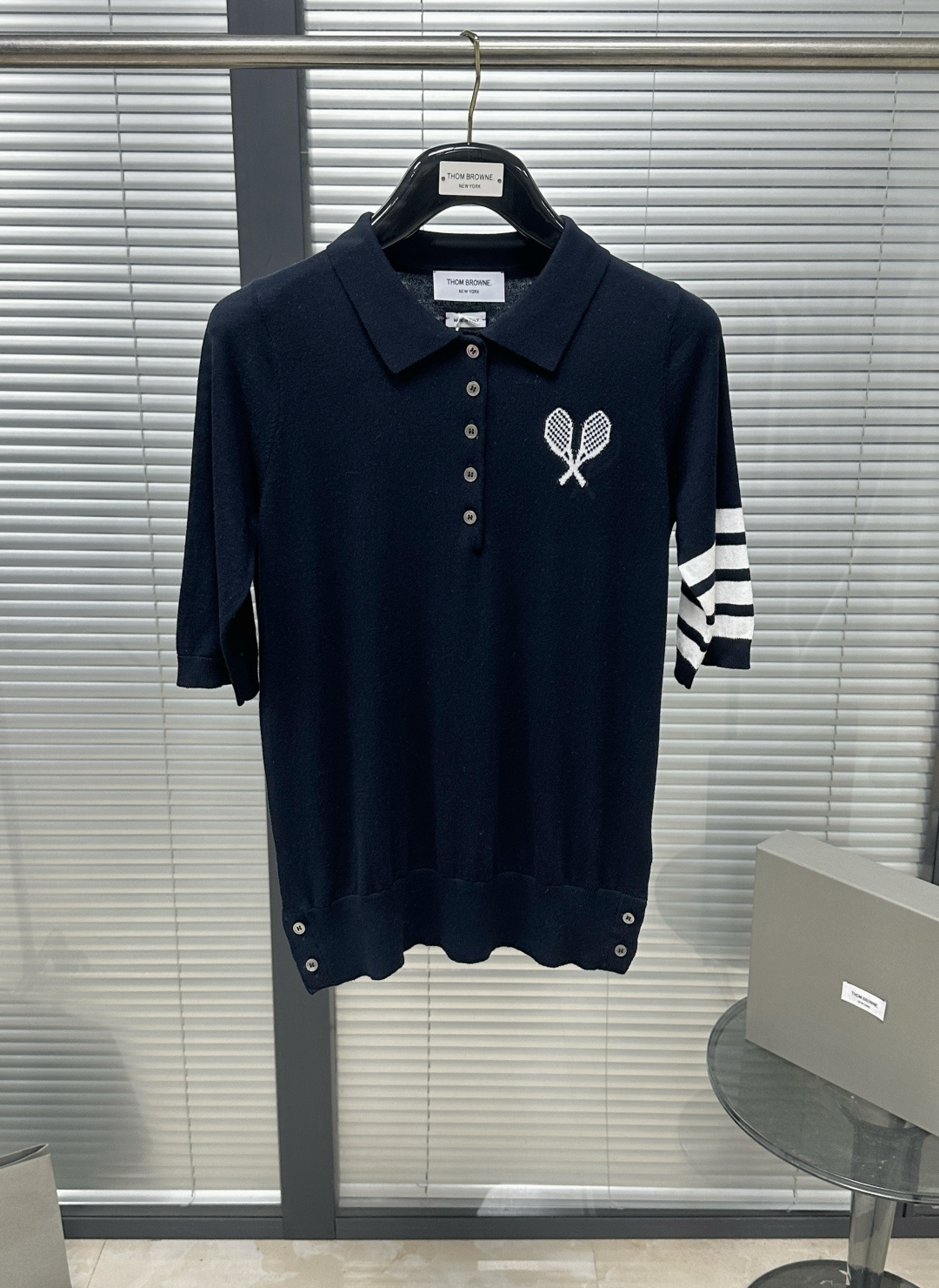 NO:783291,TB26SS tennis racket knitted Polo 16-needle 60-count cotton sand thread fine imitation, knitted short-sleeves with American college style welded on the body. Who can resist a knitted short-sleeved piece with a sense of luxury that perfectly balances the sense of retro sports and sophisticated commuting. Wear alone and casual, layered with a white shirt. The same style for men and women, and the atmosphere is full of couples when going out. Size1.2.3.4, Thom Browne-clothing,thom browne,shirts,T-shirt,19860909TB26SS网球拍针织Polo 16针60支棉沙线精仿 把美式学院风焊在身上的针织短袖 谁能拒绝一件自带高级感的 把复古运动感与精致通勤感平衡得刚刚好. 单穿慵懒随性,叠穿白衬衫 男女同款,情侣出街氛围感爆棚. Size1.2.3.4,汤姆布朗-服装,thom browne,shirts,T-shirt,,Women's clothing