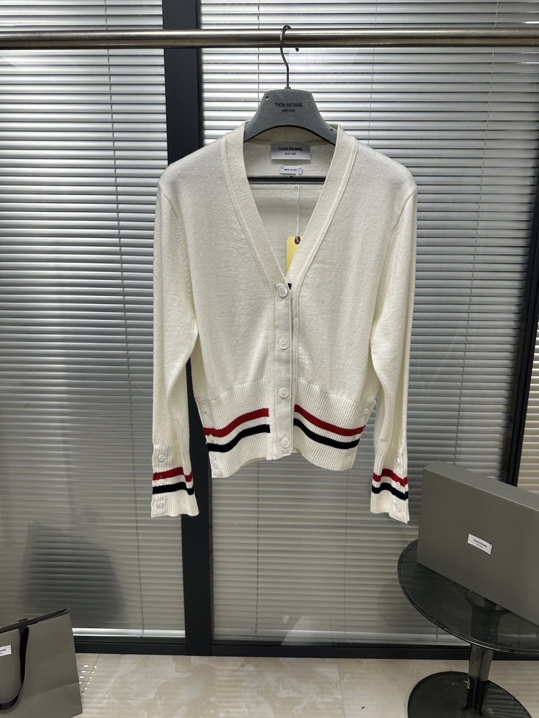 NO:783463,TB26ss colorful edge wool cardigan (women's style) classic V-neck 4-button knitted cardigan, original 1:1 pattern, RWB stripe restoration, high-count wool fabric, soft and skin-friendly, short and slim fit, loose and slim, showing off your figure as you age. Custom-made shell button tarot, white butterfly shell, black butterfly shell, must-have white. Really amazing!  Gentle and dignified, TB girl's natal cardigan. Size0.1.2, Thom Browne-clothing,thom browne,19860909TB26ss彩边羊毛小开衫（女款） 经典 V 领4扣针织开衫,原版 1:1 打版,RWB 条纹还原度拉满 高支羊毛面料,软糯亲肤,属于短款修身精致类型的宽松,减龄显身材 定做贝壳扣塔罗,白蝶贝,黑蝶贝 必入白色 真的绝了！温柔又显贵,TB 女孩的本命开衫. Size0.1.2,汤姆布朗-服装,thom browne,,Women's clothing
