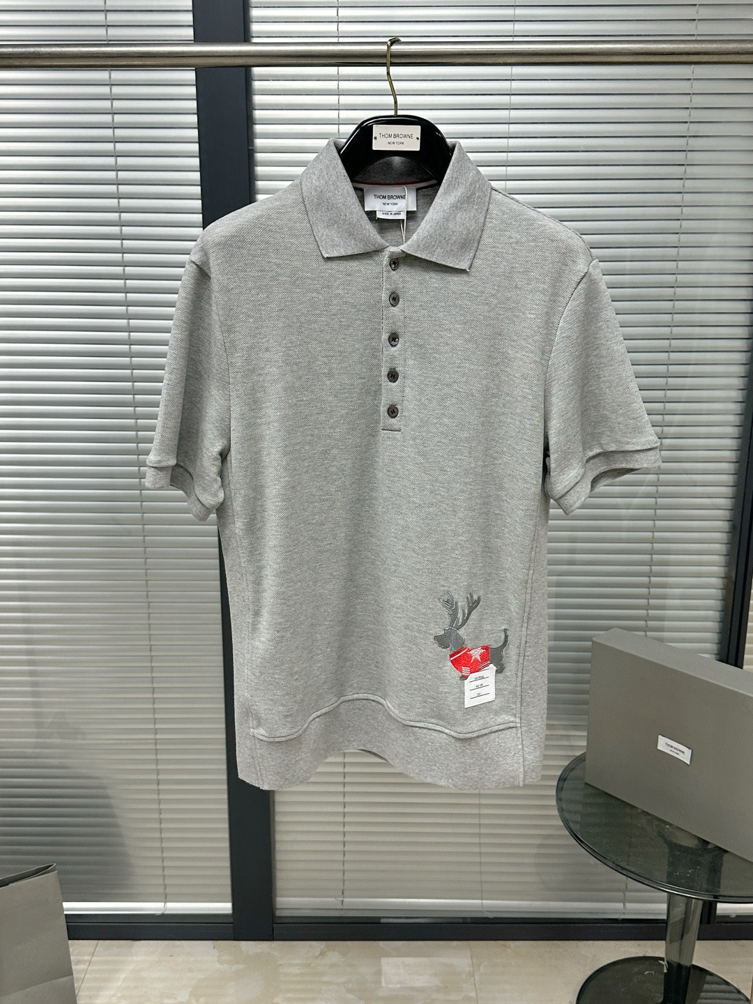 NO:783284,TB Early Spring Deer Antler Puppy Short Sleeve Polo Limited Edition Embroidered Deer Antler Snowflake Puppy Childlike and elegant coexist. Selected piqué cotton, three-dimensional honeycomb structure, breathable and sweat-absorbent. Classic five natural mother-of-pearl buttons, the warm luster flows with the light. The collar, cuffs, and hem are all made of high-count pure cotton thread weaving, which is stiff and stylish and will not deform after long-term wear. The hemming process gives the body a clean and neat outline, with a high-grade texture, a flexible touch, and fits the skin.  Size1.2.3.4,thom browne-clothing,thom browne,T-shirt,19860909TB早春鹿角小狗短袖Polo 限定款刺绣鹿角雪花小狗 童趣与优雅并存 精选珠地棉,立体蜂巢结构,透气吸汗 经典五粒天然贝母纽扣,温润光泽随光线流转,领口、袖口、下摆均采用高支纯棉螺纹织法,挺括有型,久穿不变形.砍边工艺赋予衣身干净利落的轮廓,质感高级,触感柔韧,贴合肌肤 Size1.2.3.4,汤姆布朗-服装,thom browne,T-shirt,,Women's clothing
