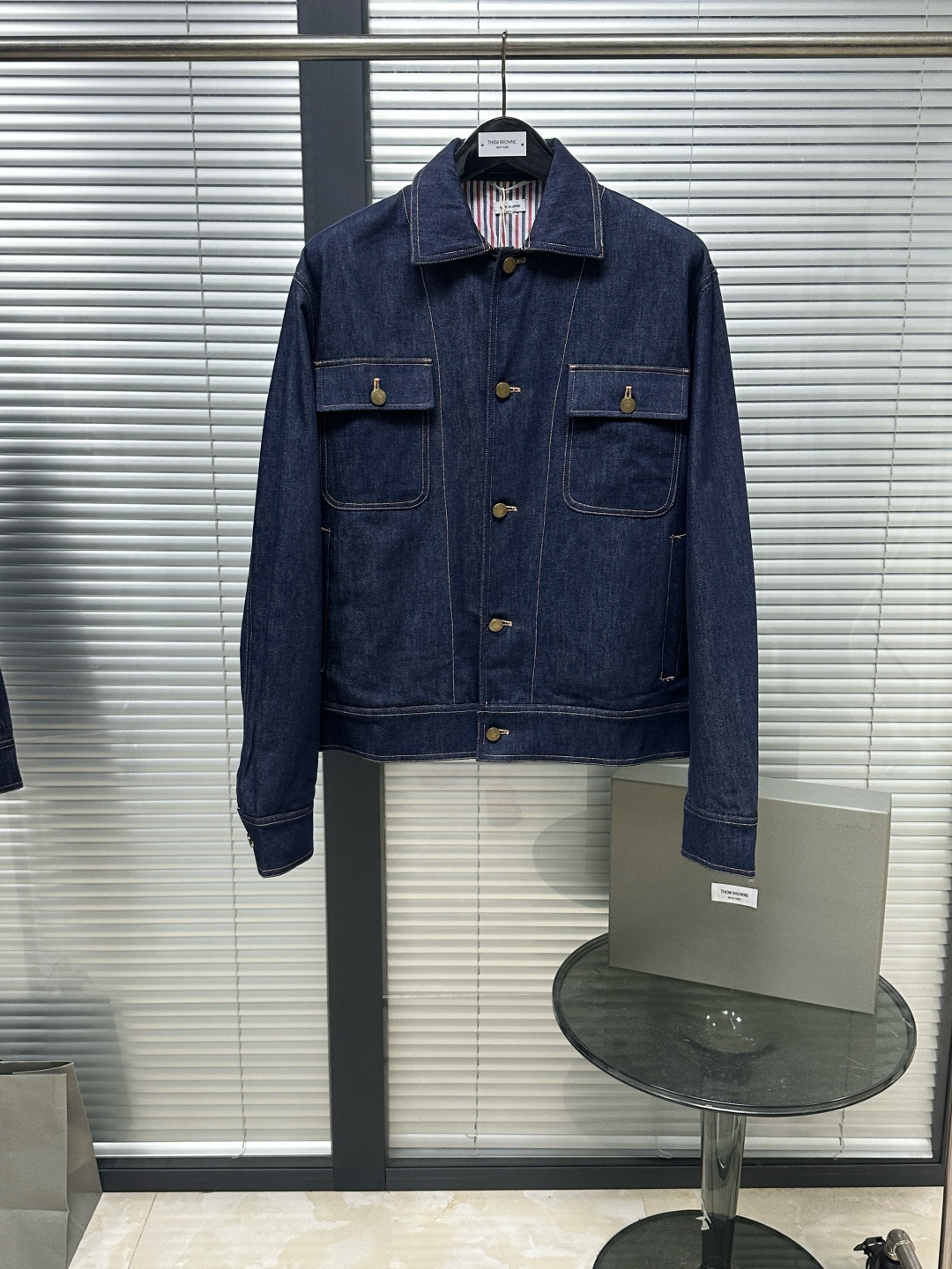 NO:783373,TB26ss denim work jacket. Customized denim fabric. Soft and thin but stiff and flattering body proportions; individually molded brass vintage hardware. Yarn-dyed striped lining on the inside. Positioning pockets. Classic red, white and blue grosgrain cuffs. Love the details. Size1.2.3.4, Thom Browne-clothing,thom browne,jackets & coats,19860909TB26ss单宁工装外套 定制牛仔面料 软薄但挺括修饰身材比例；单独开模黄铜复古五金 内里色织条纹里布 定位口袋 袖口经典红白蓝罗缎,细节控超爱 Size1.2.3.4,汤姆布朗-服装,thom browne,jackets & coats,,Women's clothing