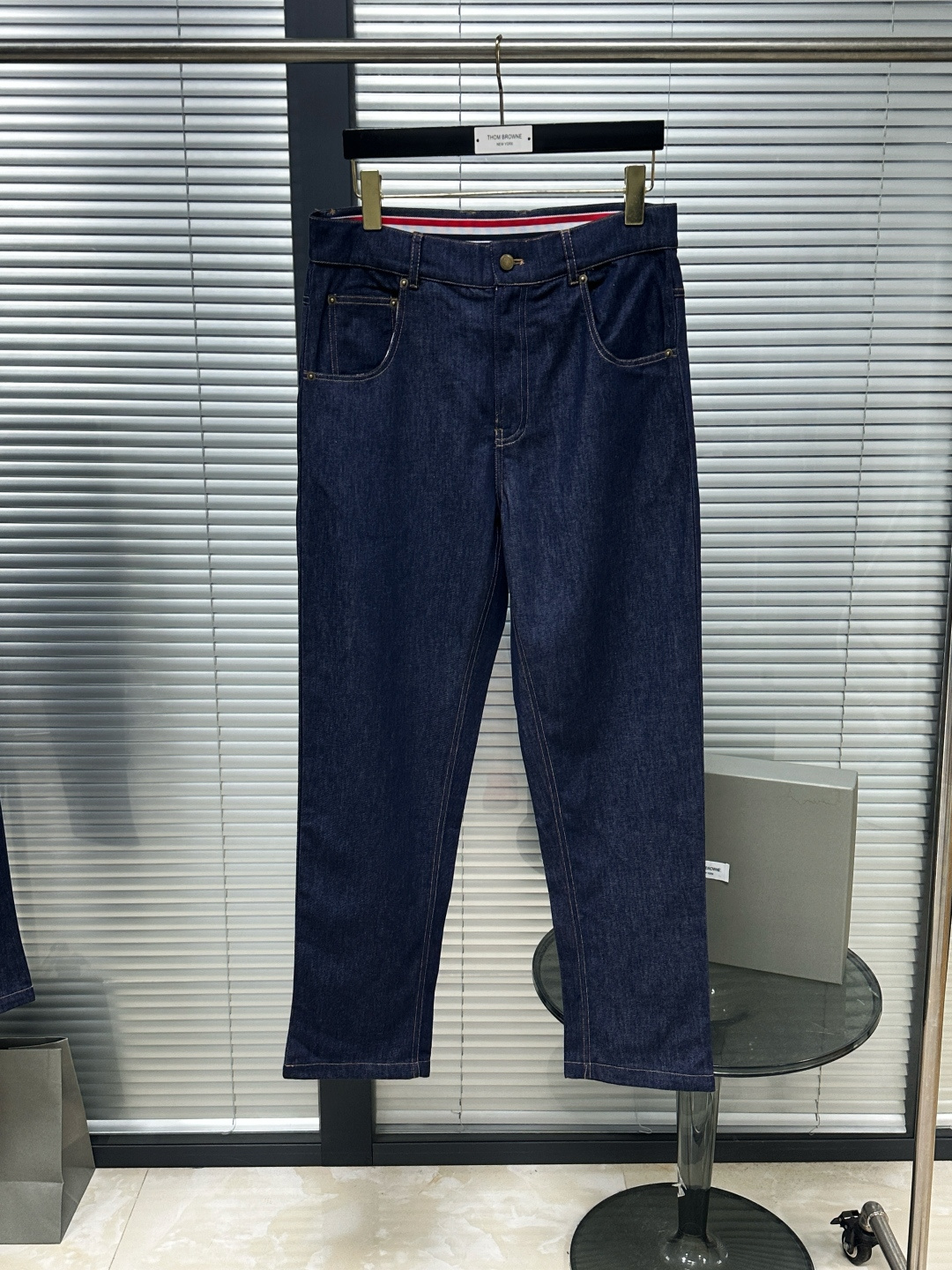 NO:783381,TB26ss denim trousers. Customized spring and summer denim fabric. Soft and thin but stiff to modify body proportions; individually molded brass retro hardware. Yarn-dyed striped lining on the inside. Positioning pockets. Classic red, white and blue grosgrain lining on the waist. I love the details. Size1.2.3.4, Thom Browne-clothing,thom browne,19860909TB26ss单宁长裤 定制春夏牛仔面料 软薄但挺括修饰身材比例；单独开模黄铜复古五金 内里色织条纹里布 定位口袋 腰部内里经典红白蓝罗缎,细节控超爱 Size1.2.3.4,汤姆布朗-服装,thom browne,,Women's clothing