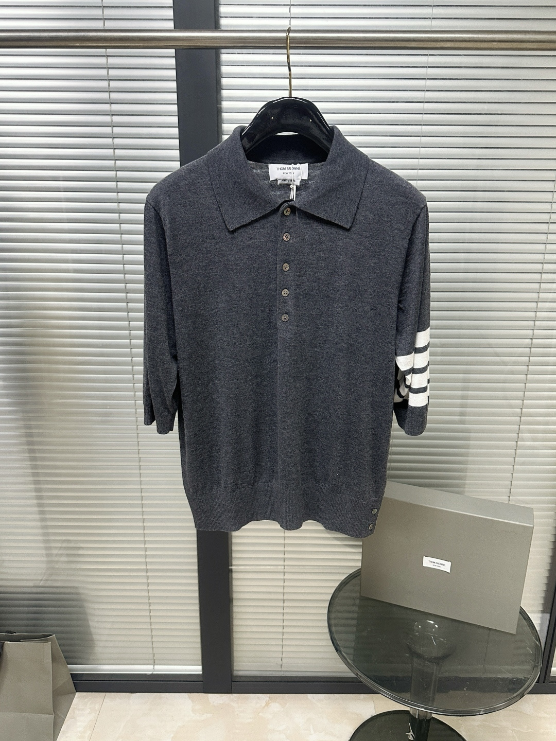 NO:783317,TB2ss fine wool short-sleeved polo is the most representative Polo collar. Its most obvious feature is the iconic white '4-Bar Stripe' on the left arm cuff, which is the brand's visual DNA and symbolizes the spirit of the school sports team. Made of 60-count fine wool, this type of wool has long fiber and few impurities. The clothes made of it not only have good warmth retention, but also have strong pilling resistance and excellent drape.  The Polo collar design has a more retro college style than the traditional V-neck, and is suitable for matching with a shirt or worn alone. The customized shell buttons have a good luster and a high-end texture. The tailoring is slim fit, and there are usually button slits on both sides of the hem, which not only facilitates movement, but also increases the layering of the shape. It is made of high-density weaving, thin and not transparent. It is recommended to dry clean or hand wash in cold water!  !  ,Thom Browne-clothing,thom browne,shirts,T-shirt,19860909TB2ss细羊毛短袖polo 最具代表性的Polo领 其最明显的特征是左臂袖口处有标志性的白色“四条纹”（4-Bar Stripe）,这是品牌的视觉DNA,象征着学校运动队的精神 . 采用60支细羊毛 这种羊毛纤维长、杂质少,制成的衣物不仅保暖性好,而且抗起球能力强,垂坠感极佳 . Polo领设计比传统V领更具复古学院风,适合搭配衬衫或单穿.定制的贝壳扣光泽感好,质感高级 . 剪裁偏合身（Slim Fit）,下摆两侧通常有纽扣开衩设计,既方便活动,也增加了造型层次感 . 采用高密度编织,薄而不透 建议干洗或冷水手洗！！,汤姆布朗-服装,thom browne,shirts,T-shirt,,Women's clothing
