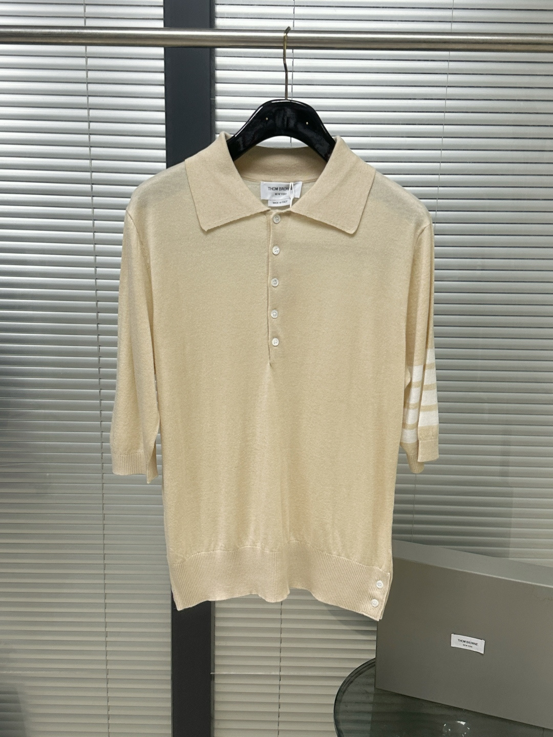 NO:783324,TB2ss fine wool short-sleeved polo, oatmeal color, full of old-money feel, a must-have item, the most representative Polo collar. Its most obvious feature is the iconic white '4-Bar Stripe' on the left arm cuff, which is the brand's visual DNA and symbolizes the spirit of the school sports team. Made of 60-count fine wool, this type of wool has long fiber and few impurities. The clothes made not only have good warmth retention, but also have strong anti-pilling ability and excellent drape.  The Polo collar design has a more retro college style than the traditional V-neck, and is suitable for matching with a shirt or worn alone. The customized shell buttons have a good luster and a high-end texture. The tailoring is slim fit, and there are usually button slits on both sides of the hem, which not only facilitates movement, but also increases the layering of the shape. It is made of high-density weaving, thin and not transparent. It is recommended to dry clean or hand wash in cold water!  !  ,Thom Browne-clothing,thom browne,shirts,T-shirt,19860909TB2ss细羊毛短袖polo 燕麦色 老钱感十足 必入单品 最具代表性的Polo领 其最明显的特征是左臂袖口处有标志性的白色“四条纹”（4-Bar Stripe）,这是品牌的视觉DNA,象征着学校运动队的精神 . 采用60支细羊毛 这种羊毛纤维长、杂质少,制成的衣物不仅保暖性好,而且抗起球能力强,垂坠感极佳 . Polo领设计比传统V领更具复古学院风,适合搭配衬衫或单穿.定制的贝壳扣光泽感好,质感高级 . 剪裁偏合身（Slim Fit）,下摆两侧通常有纽扣开衩设计,既方便活动,也增加了造型层次感 . 采用高密度编织,薄而不透 建议干洗或冷水手洗！！,汤姆布朗-服装,thom browne,shirts,T-shirt,,Women's clothing